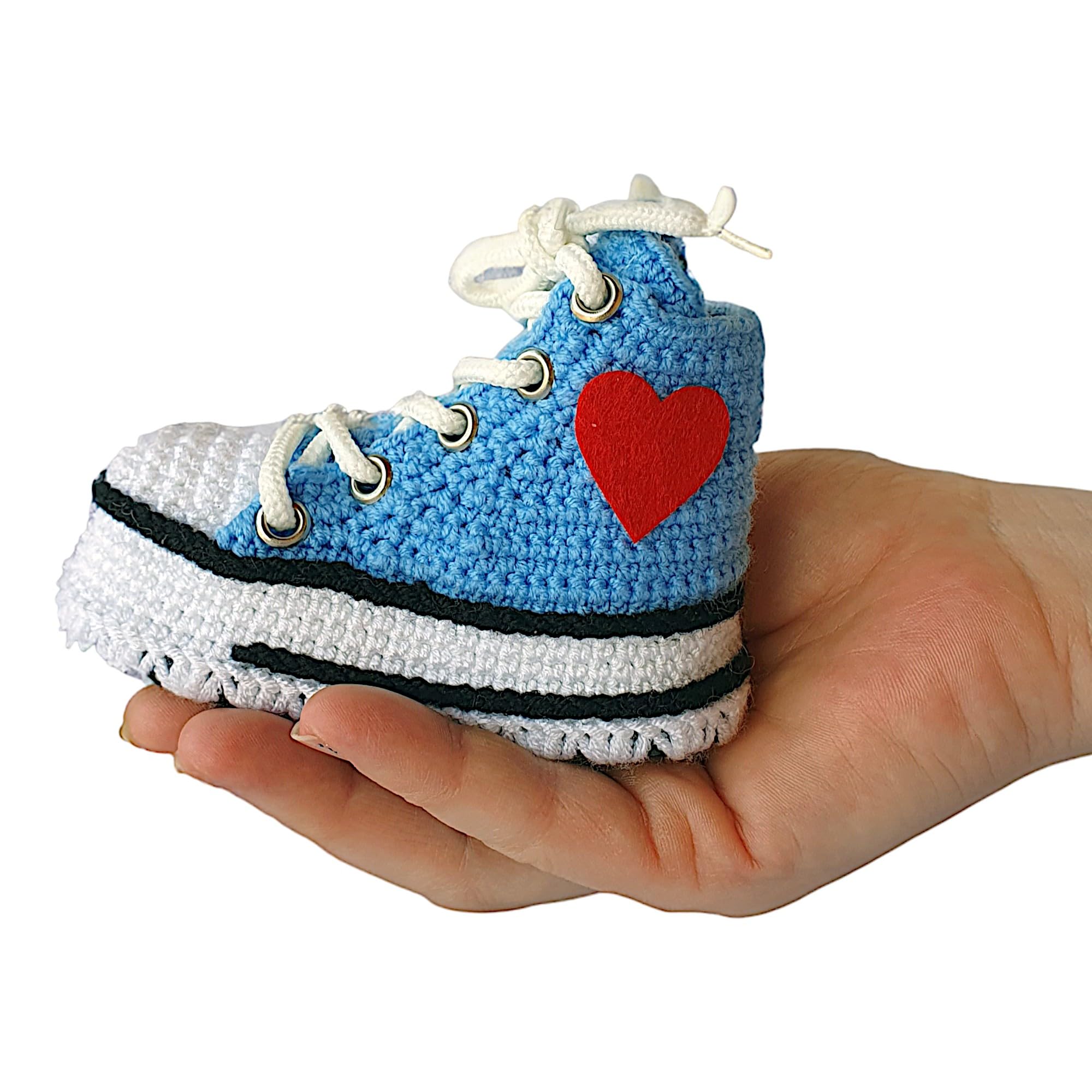 Handgefertigte Blaue Rutschfeste Baby Sneaker aus Organischem Garn - Personalisierte Erste Schritte Schuhe für Neugeborene - Unisex Geschenk zur Baby Ankündigung & Geburt