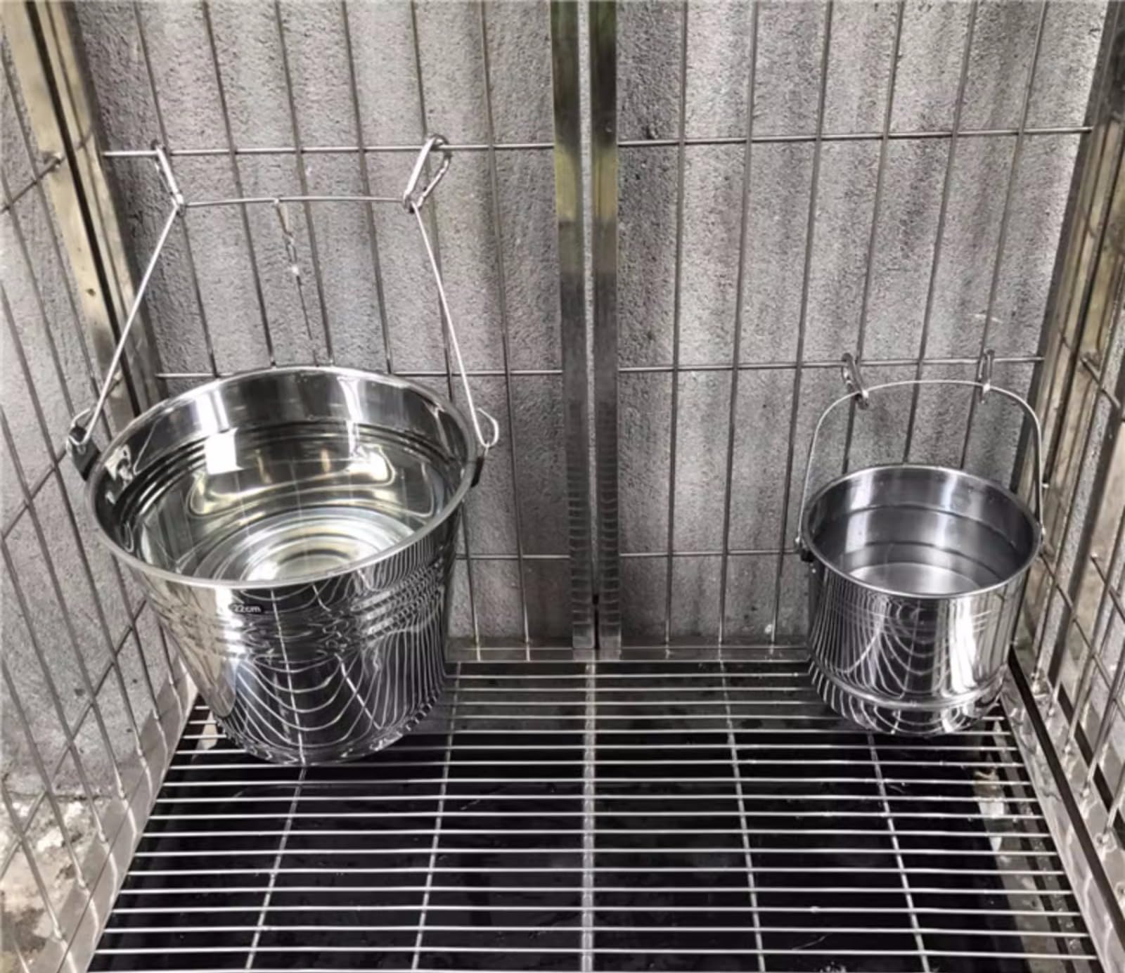 Trinkbrunnen für Haustiere, Wassernapf für Hunde, Hunde-Outdoor-Trinknapf, Wassernapf für Haustiere, Trinkeimer aus Edelstahl, hängender Hundekäfig, Fassungsvermögen 1,7 l/3,5 l, geeignet für mittelgr
