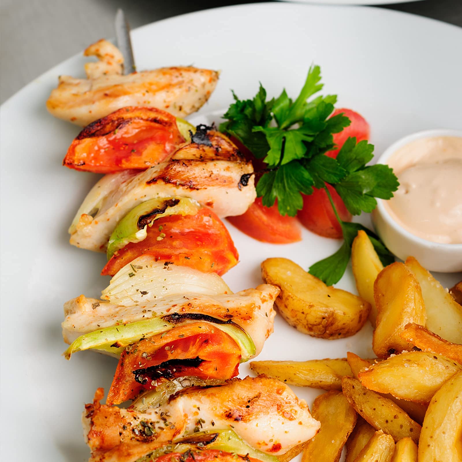 Dicunoy 9 szaszłyków ze stali nierdzewnej z stojakiem, 43 cm stojak na szaszłyki kabob do grillowania, wielokrotnego użytku, metalowe płaskie patyczki do grilla z stojakiem na kabob, do mięsa,