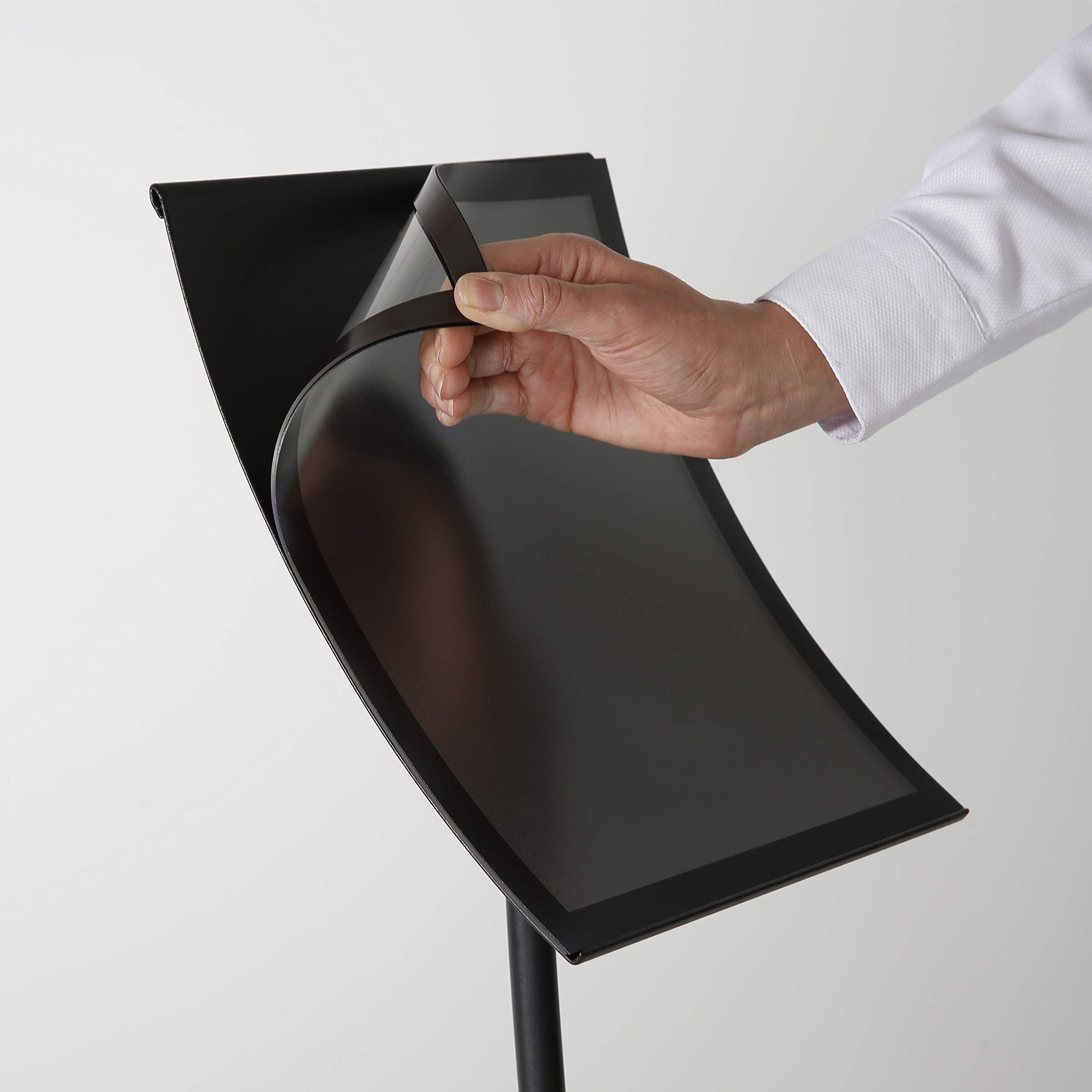 Infoständer Konkav | DIN A4 schwarz PREMIUM Informationsständer | Rostfreie schwere Stahl Fußplatte | Attraktiver Infohalter mit geschwungenem Design