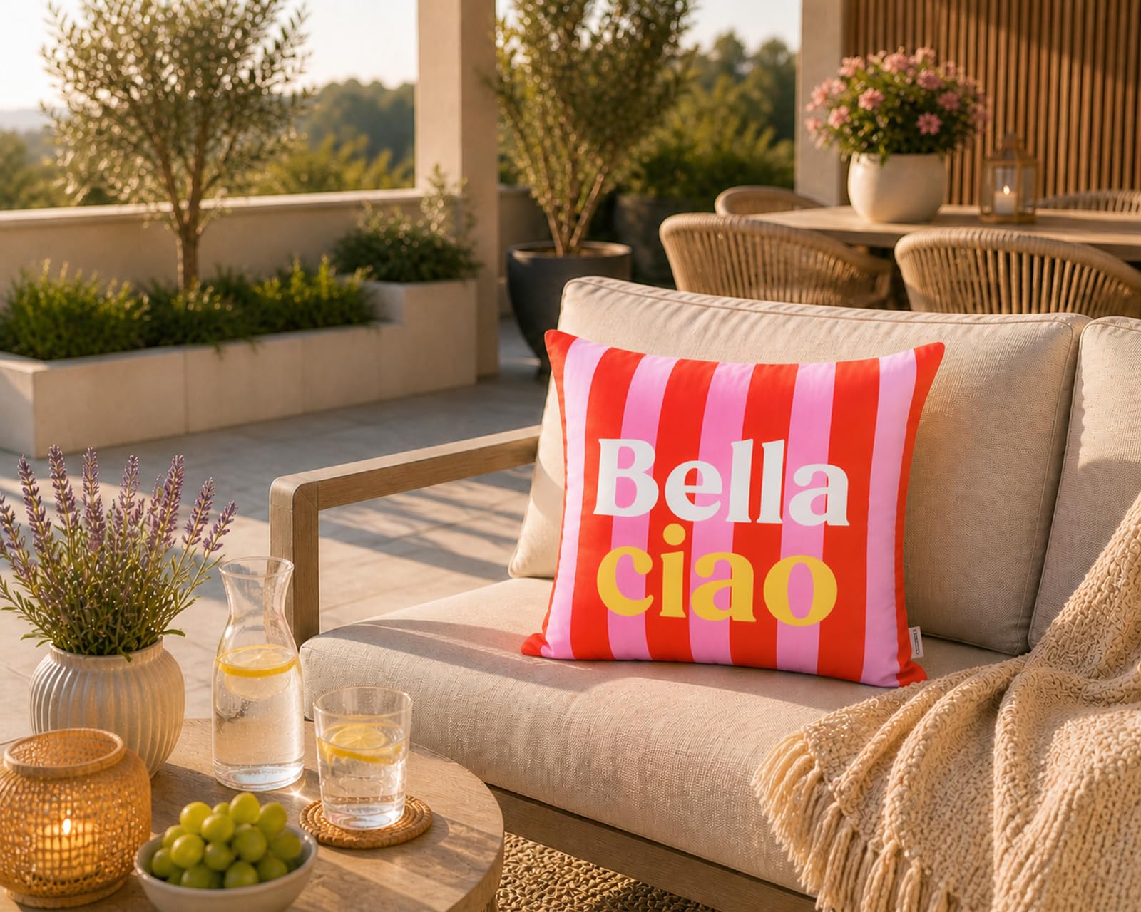 KAMACA Outdoor Dekokissen Bella Ciao 45x45 cm Rot Rosa Gestreift – Gartenkissen mit 370g Füllung – Wasserabweisend, Schmutzabweisend & Strapazierfähig – Balkon Terrasse Lounge Kissen