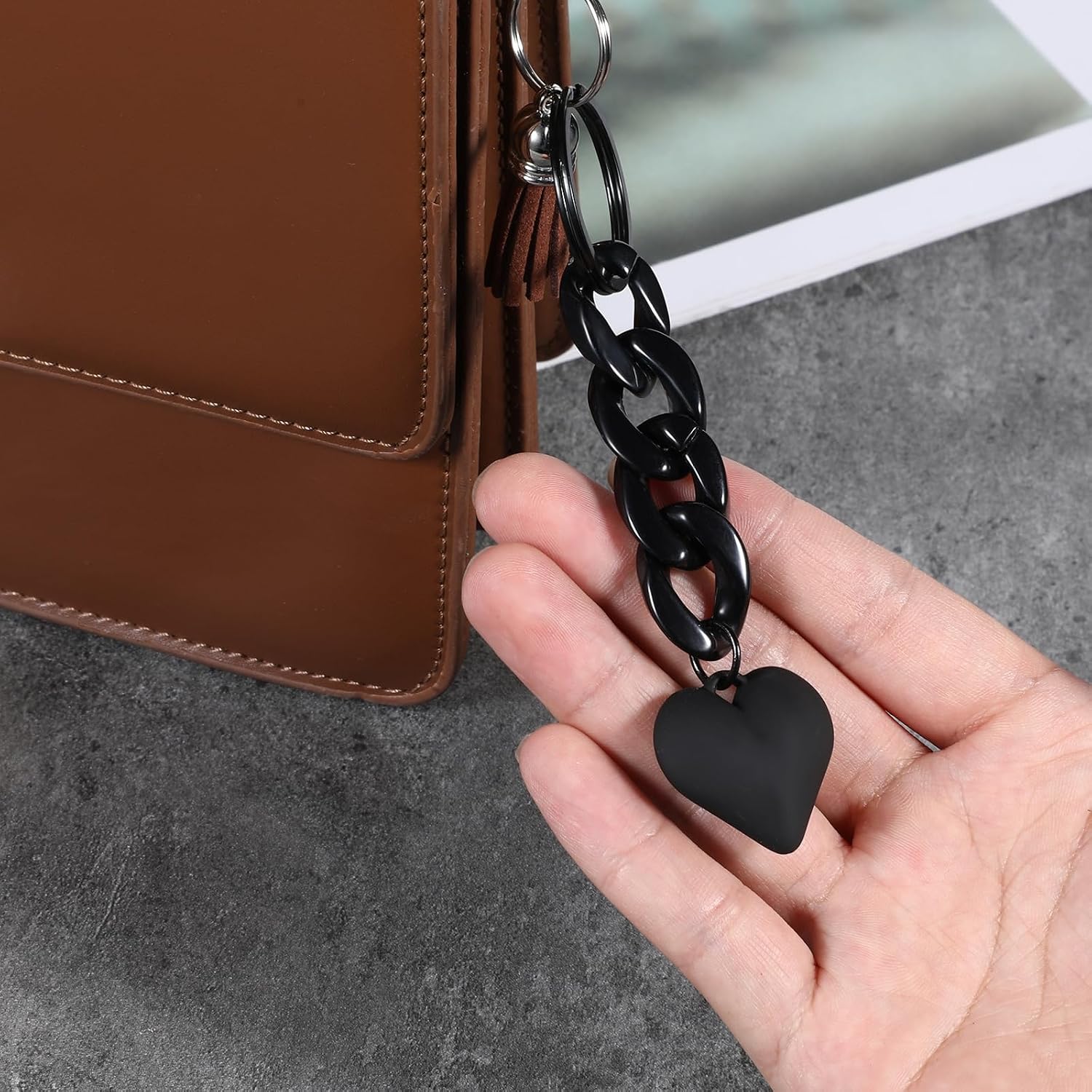Larrel 1PCS Heart Keychain, Black Keychain for Women and Men, Cute Keyring with Heart Shaped Charm, Acrylic Key Chain Accessories for Keys, Wallets, Backpacks and Handbags