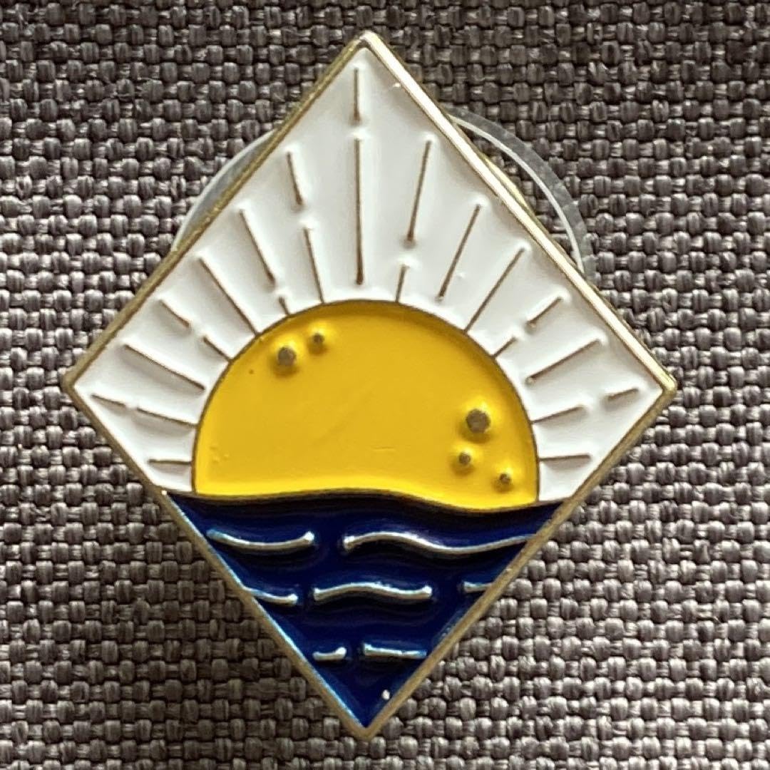 Amazon | ピンバッジ ひし形 太陽 | バッジ | おもちゃ