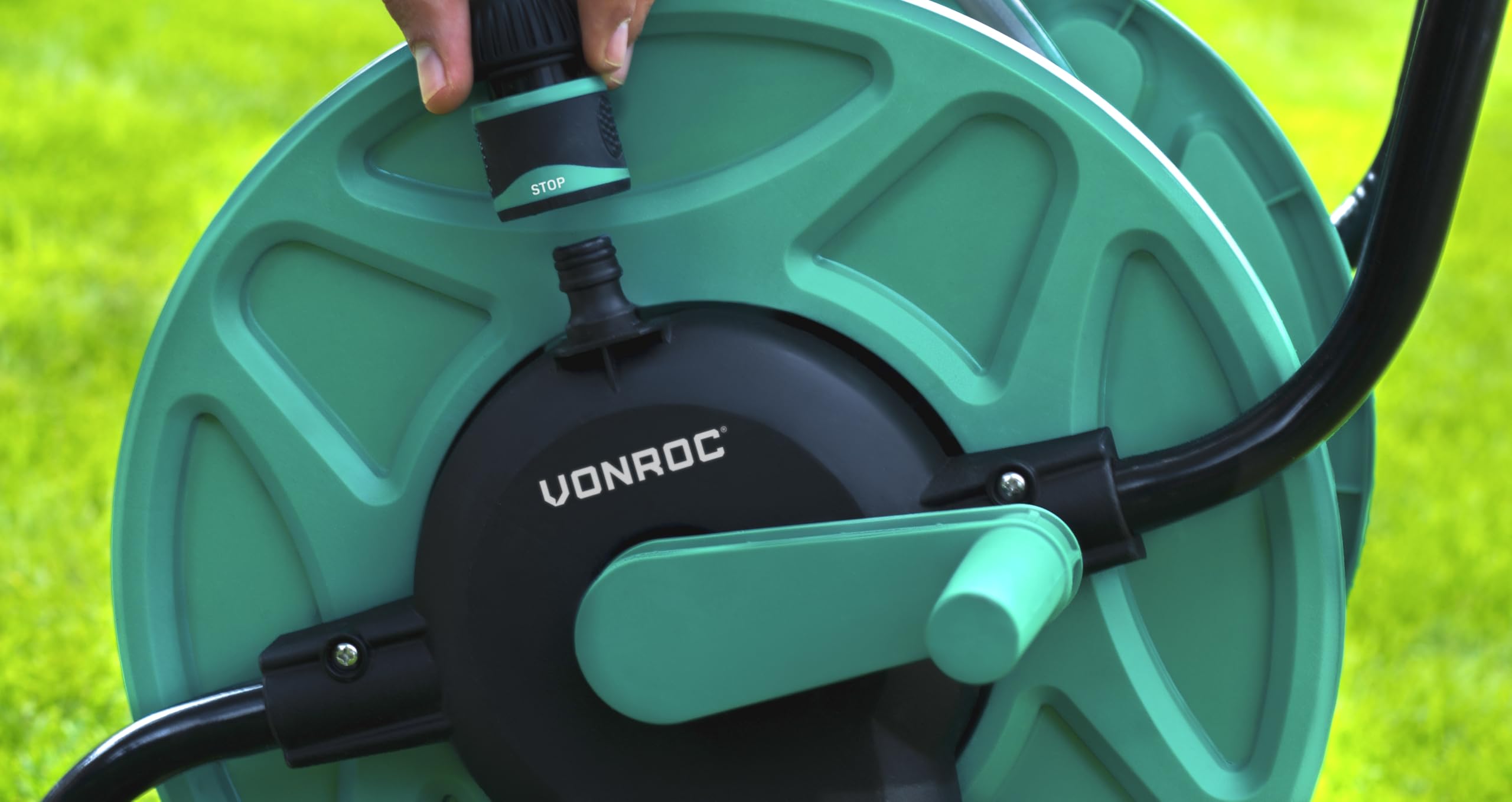 VONROC Chariot Enrouleur Tuyau Arrosage - Raccord Tuyau et Robinet Inclus - Tuyau d'Arrosage 20 M, 3 Buses - Idéal pour Arroser Pelouse, Entretien Voiture ou Remplissage Piscine - Facile à Déplacer