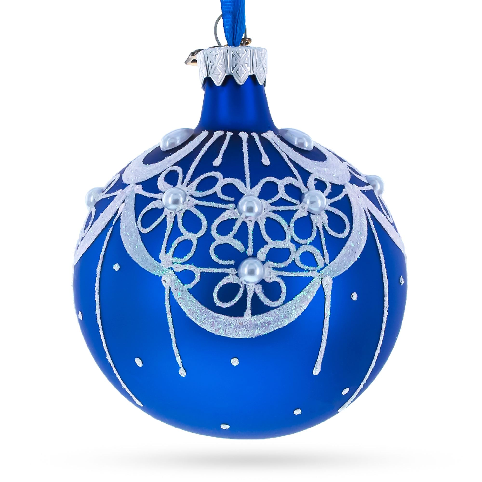 Fleurs blanches sur boule de verre bleue BestPysanky, poésie d'un artisanat