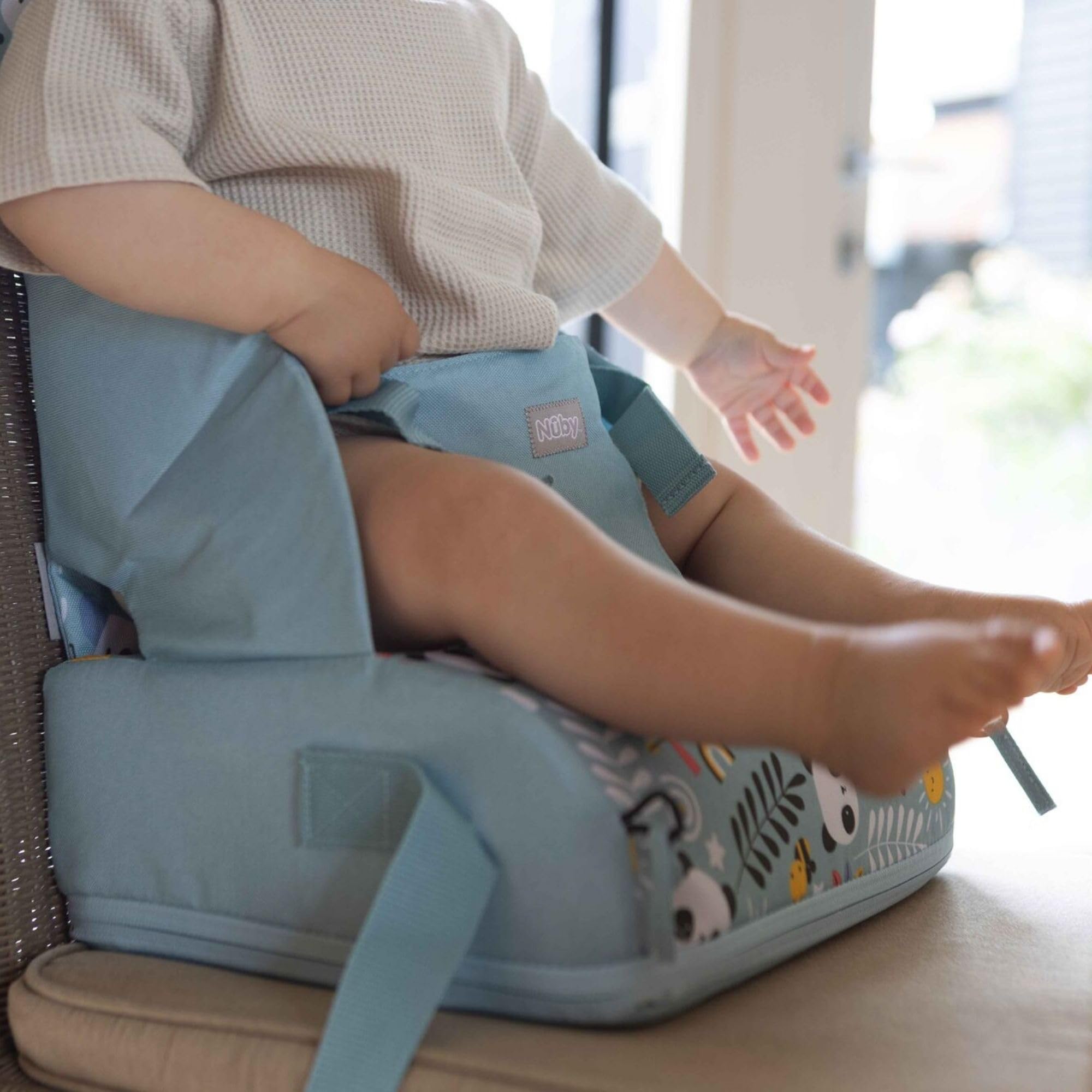 Nuby Siège Réhausseur Bébé/Enfants Portable | Pliable en Sac Compact avec Pochette de Rangement | Imperméable | Housse Amovible | Idéal pour les Repas à la Maison et en Voyage | 6+ Mois