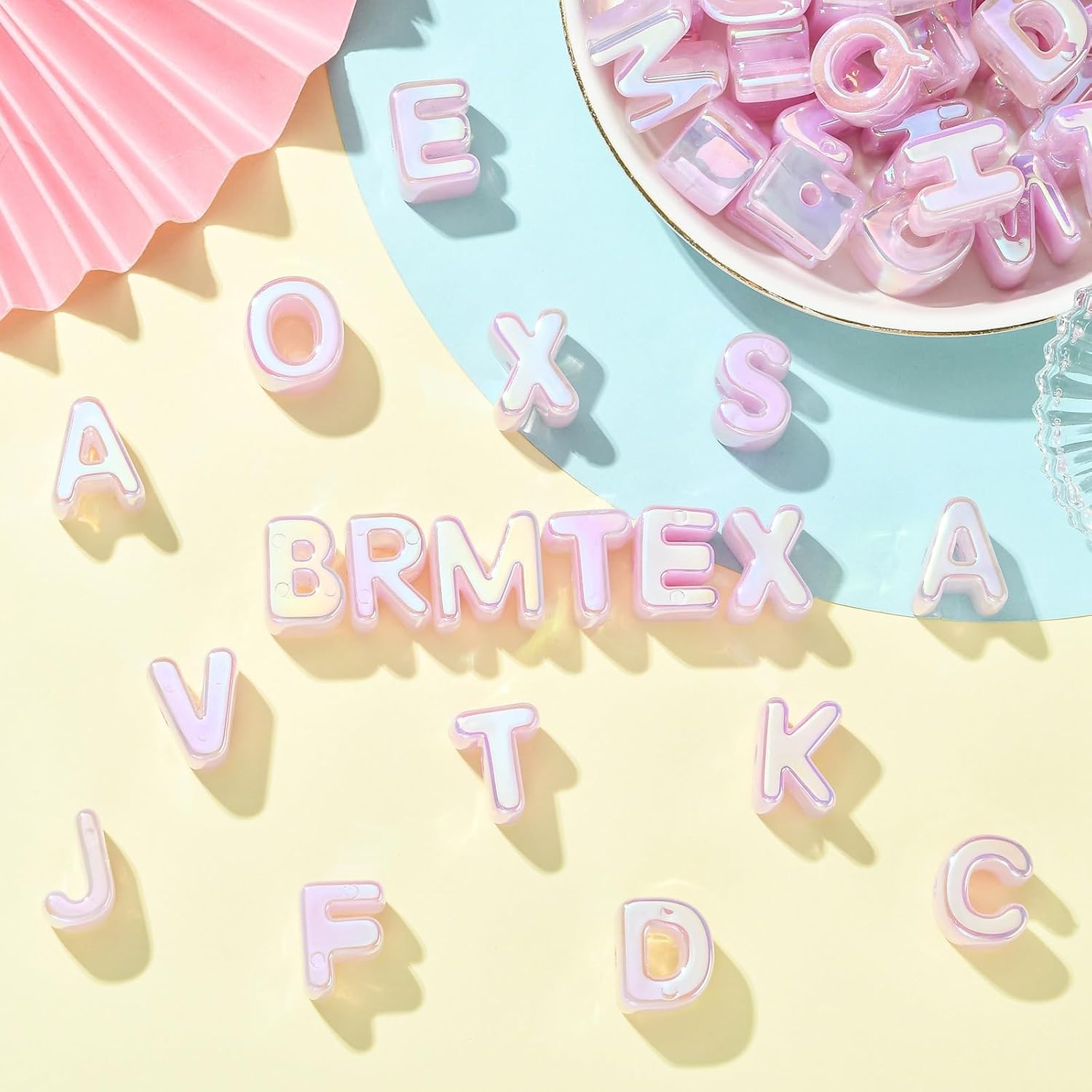 DanLingJewelry 100Pcs Random Light Pink Purple Acrylic Letter Beads Large Hole UV Plating Iridescent Alphabet A~Z Beads for Jewelry Making