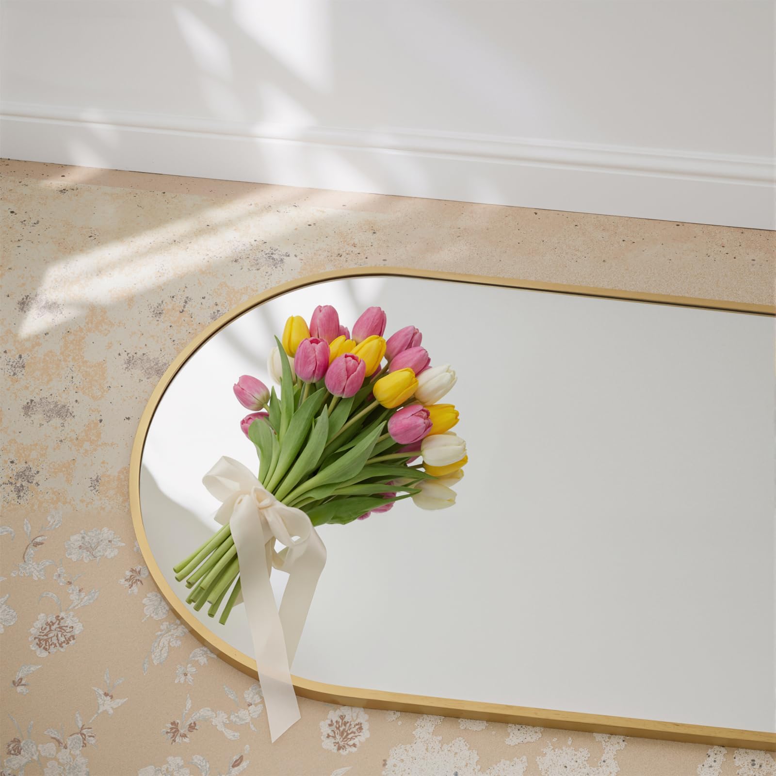 Reflix Espejo de cuerpo entero, 192 x 85 cm, espejo de pie curvado con soporte, marco de aleación de aluminio, postura de pie o apoyado para dormitorio, salón, dorado