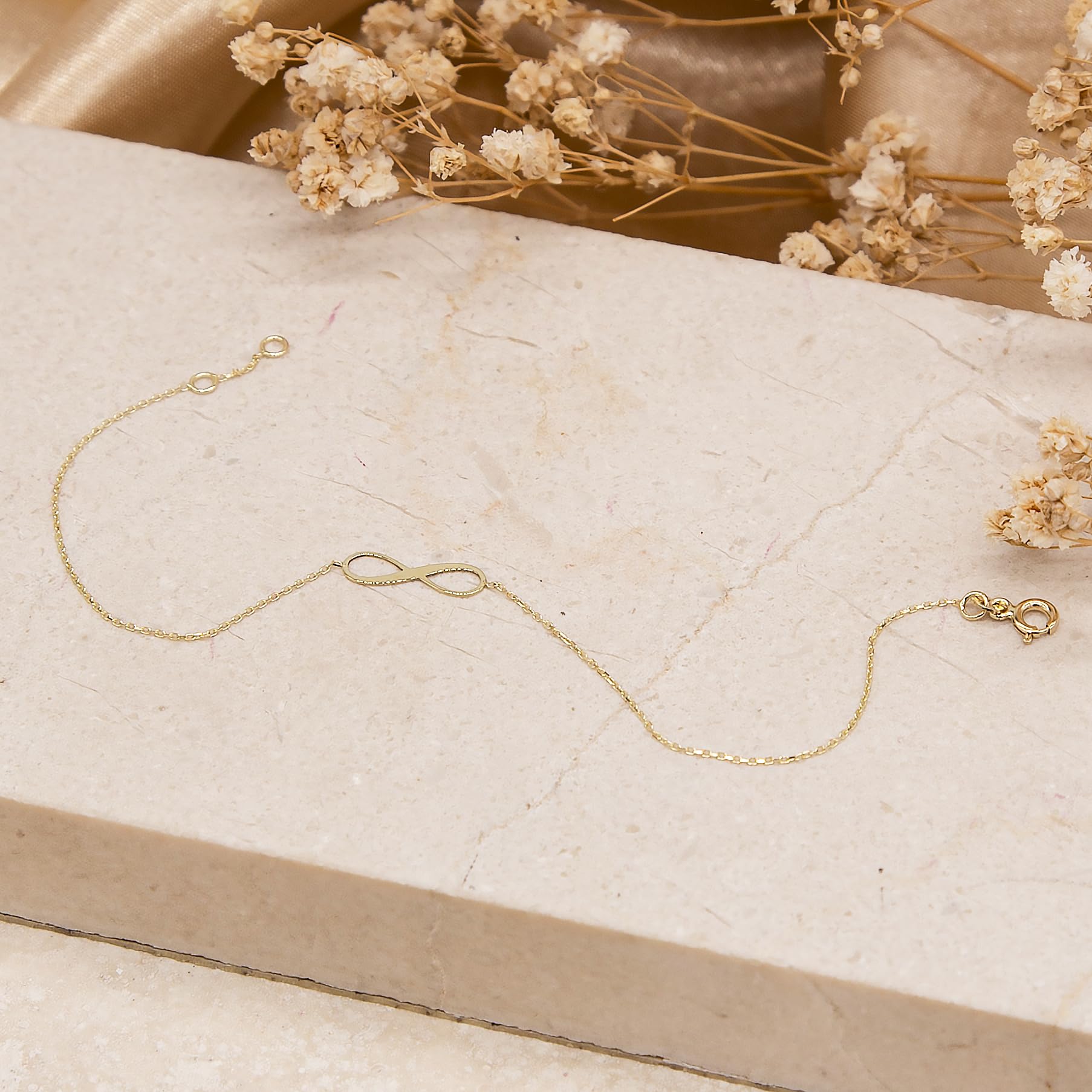 CARISSIMA Bracciale da donna in oro giallo 9 ct con simbolo infinito da 15,5 x 4,8 mm e catena regolabile, 18–19 cm