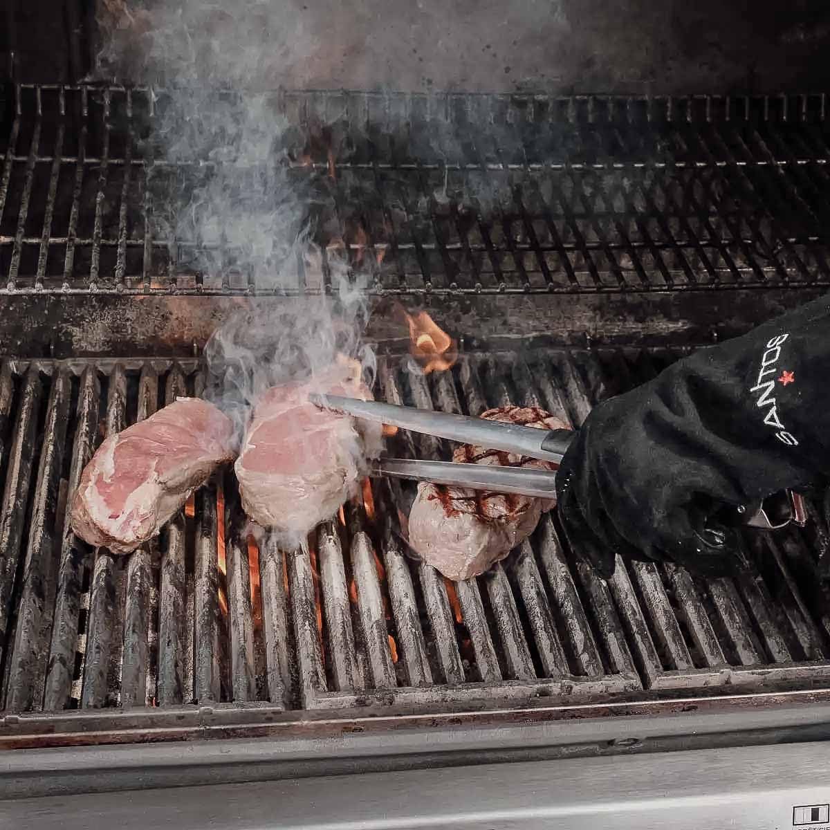 SANTOS 3-teiliges Edelstahl Grillbesteck-Set - Grillzange, Wender & Spitzzange - BBQ Geschenkset - BBQ-Besteck - hochwertiges massives Grillbesteck