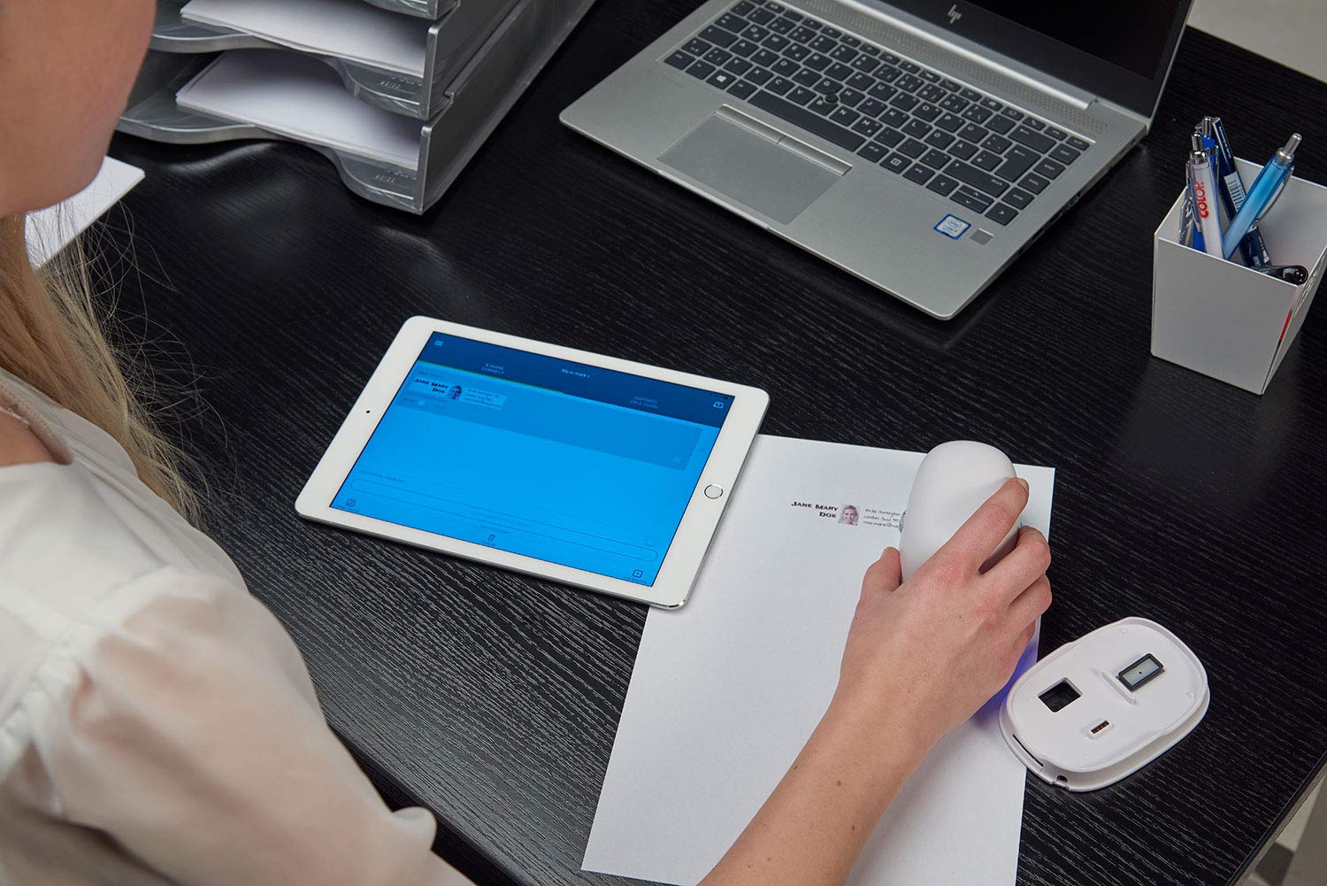 COLOP e-Mark weiß. Mobiler Hand-Drucker und Beschriftungsgerät für Profis. Mehrfarbige Abdrucke, mit kostenloser App. Datums-, Uhrzeit- und Nummerierungsgenerator.