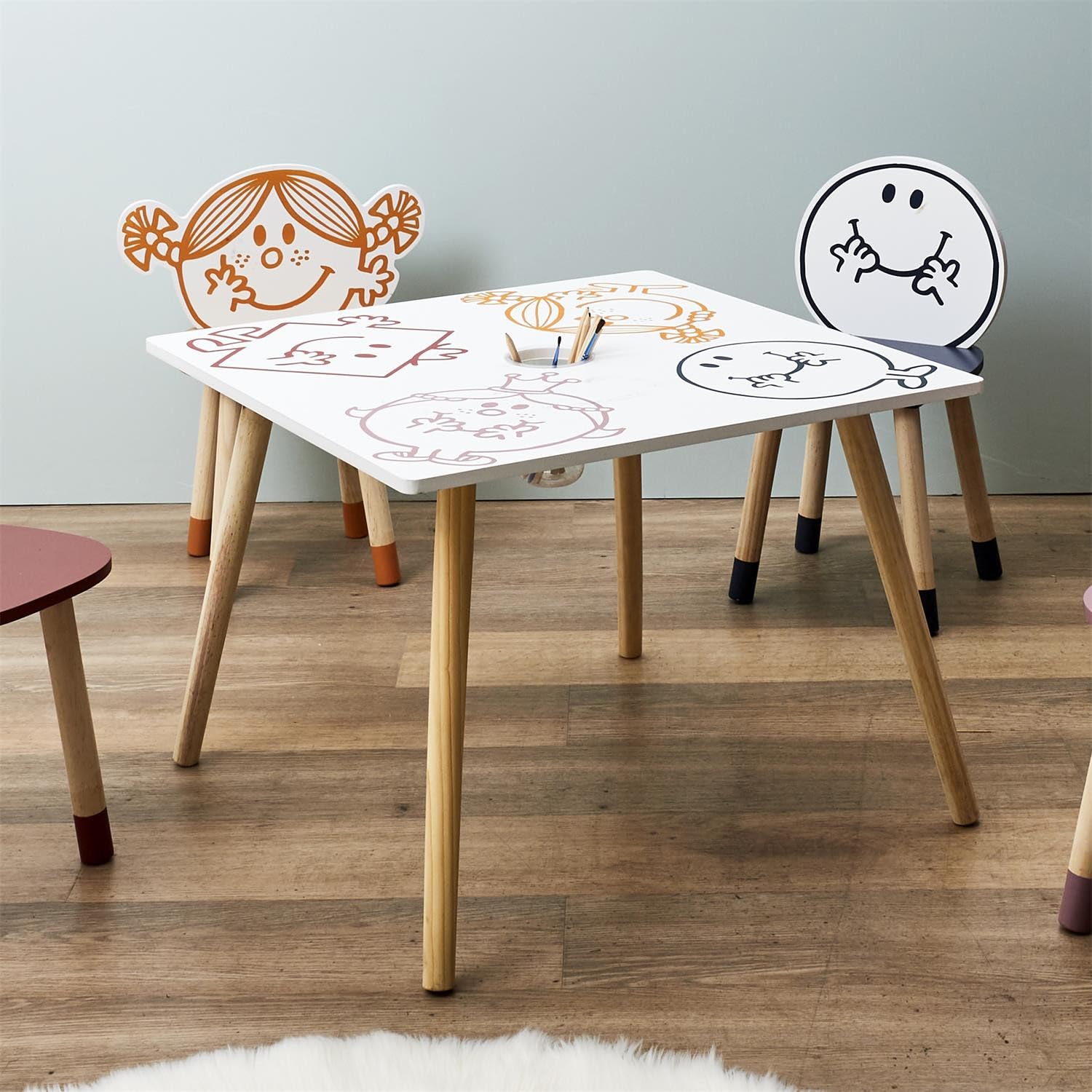 MONSIEUR MADAME - MM3369 Table Enfants avec Pot à Crayon Intégré - MDF et Pin - Dimensions 60 x 60 x 44 cm - Design Multicolore - pour Chambre ou Salon