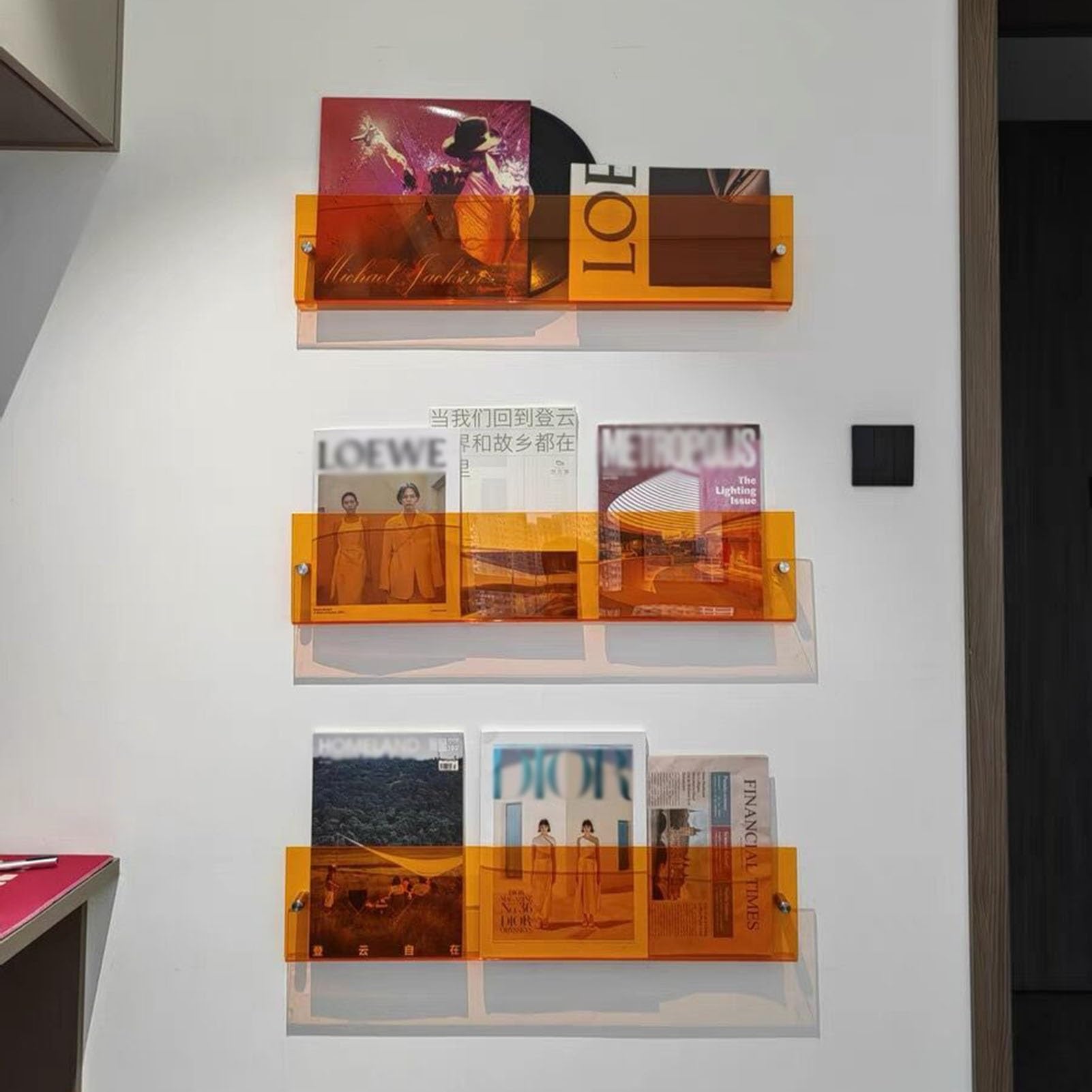 Porte-revues muraux en acrylique orange pour libérer l'espace de travail
