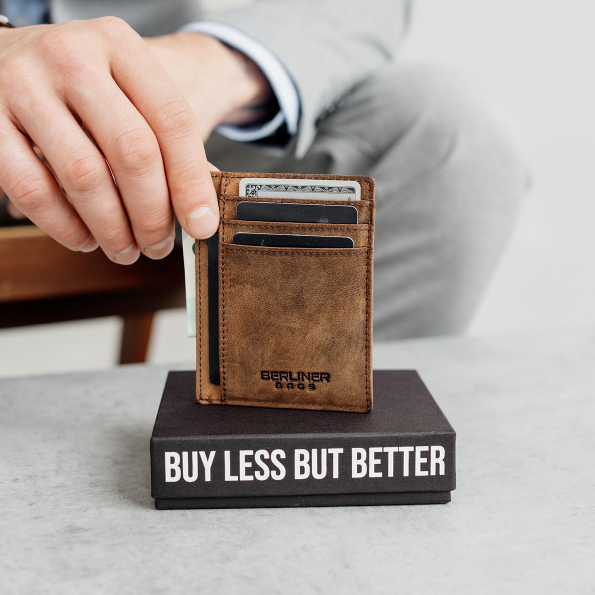 Berliner Bags Karl Tarjetero de Piel Vintage Hombre con RFID y Ventana DNI | Marrón Billetera De Cuero Slim Más De 6 Tarjetas Bolsillo Oculto Con Protección Nfc Estilo Único Elegante Práctico Y Fino