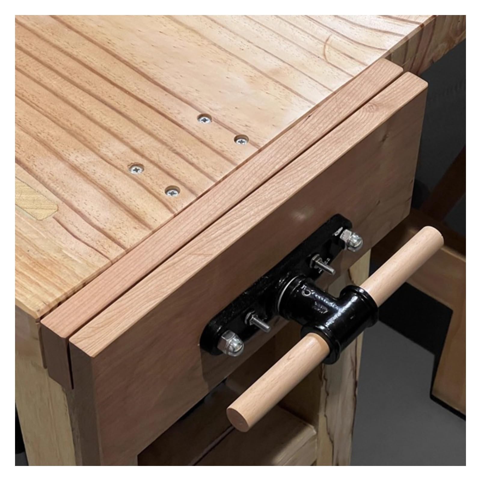Étau d'établi de menuisier pour fixer vos pièces de bois et scier en toute sécurité