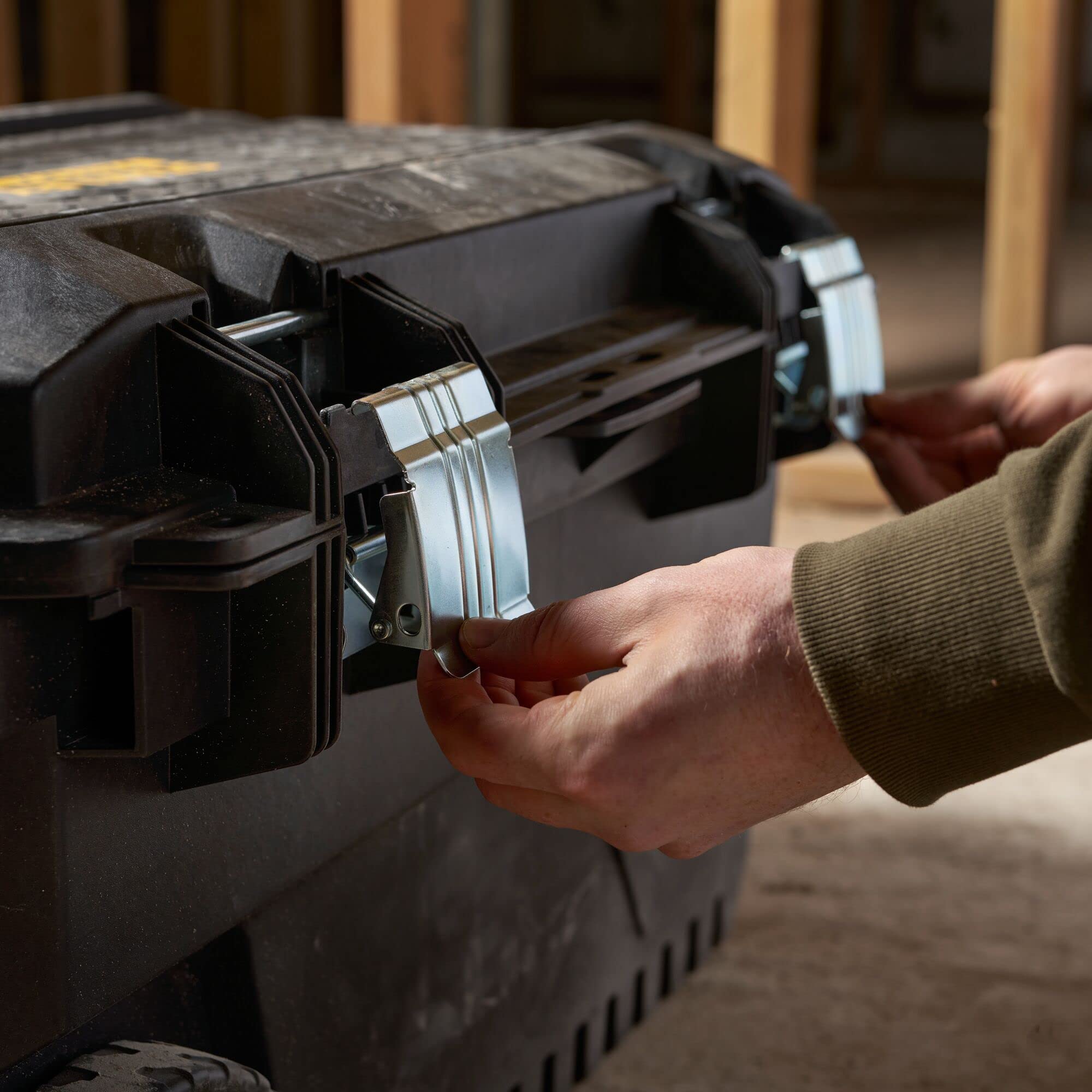 Stanley FatMax Mobile Werkzeugbox/Werkzeugbehälter (Koffer mit hohem Volumen 90 Liter, Kunststoffbox mit Vertiefung im Deckel, Metallverstrebungen) FMST1-73601