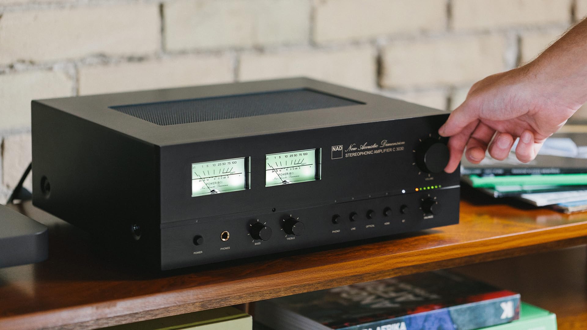 NAD Amplificatore stereo integrato C3030 - Amplificatore ibrido digitale da 50 W x 2 con DAC PCM5242, stadio phono MM, HDMI eARC, Bluetooth aptX HD e Dual VU Meters