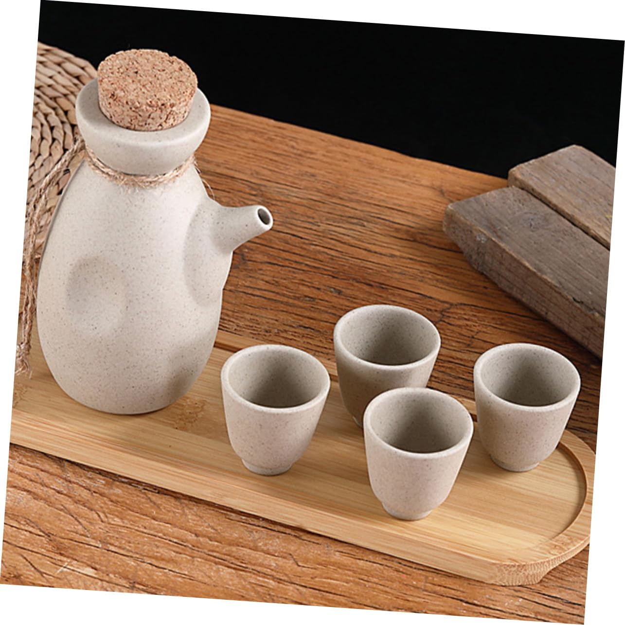 Set di Sakè Giapponese in Ceramica Beige, Bottiglia da 300ml e 4 Tazze da 50ml Superficie Liscia, Multiuso per Ristoranti e Hotel