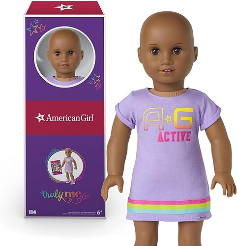 American Girl Truly Me - Muñeca #114 de 18 pulgadas con ojos marrones, sin pelo, piel profunda, vestido de camiseta estampado morado, para mayores