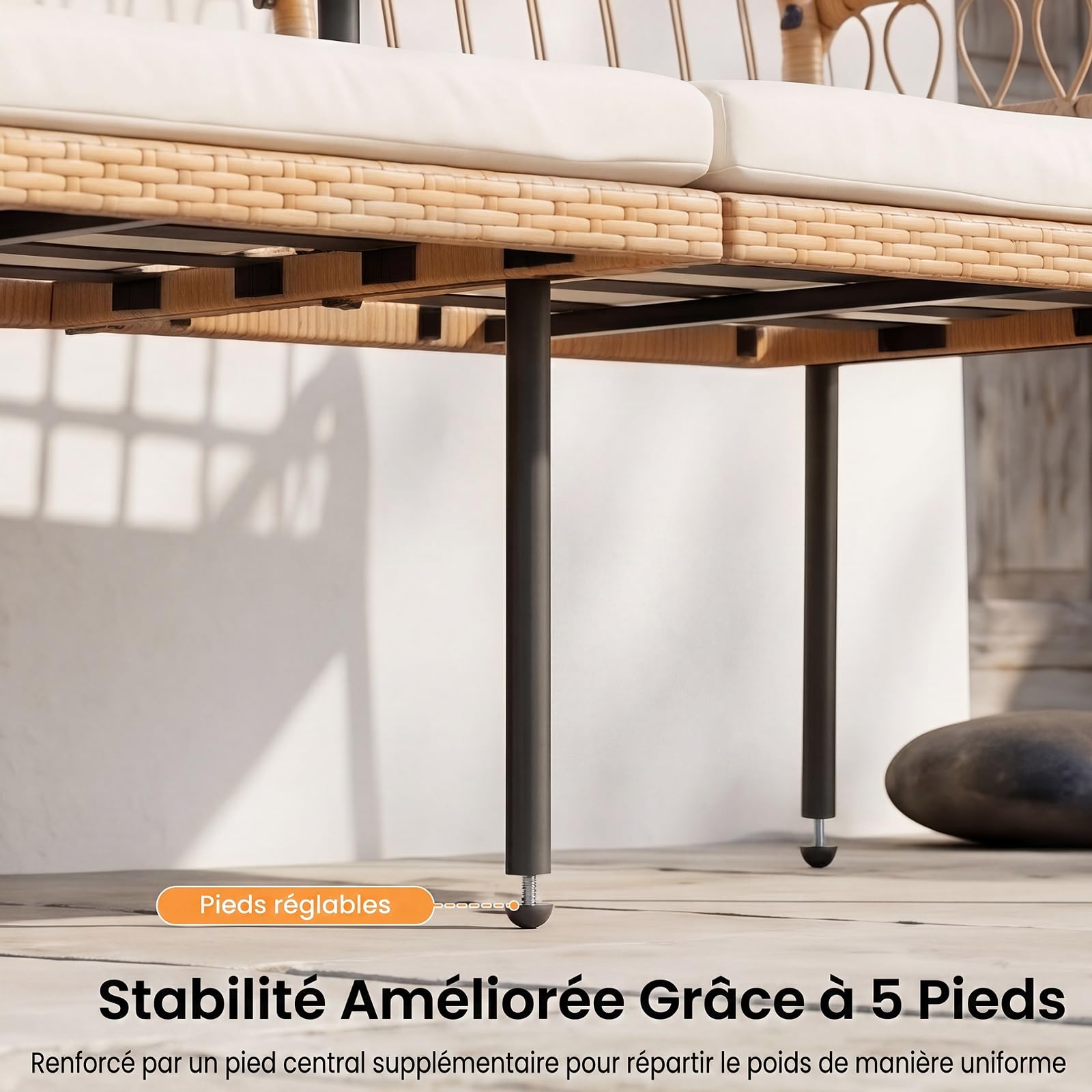 COSTWAY Banc de Jardin en Rotin PE avec Coussins & Table, Canapé de Jardin 2 Places, 5 Pieds en Métal, Patins Réglables, Banquette pour Balcon Terrasse, Charge 150 kg par Siège, 137 x 64,5 x 84 cm