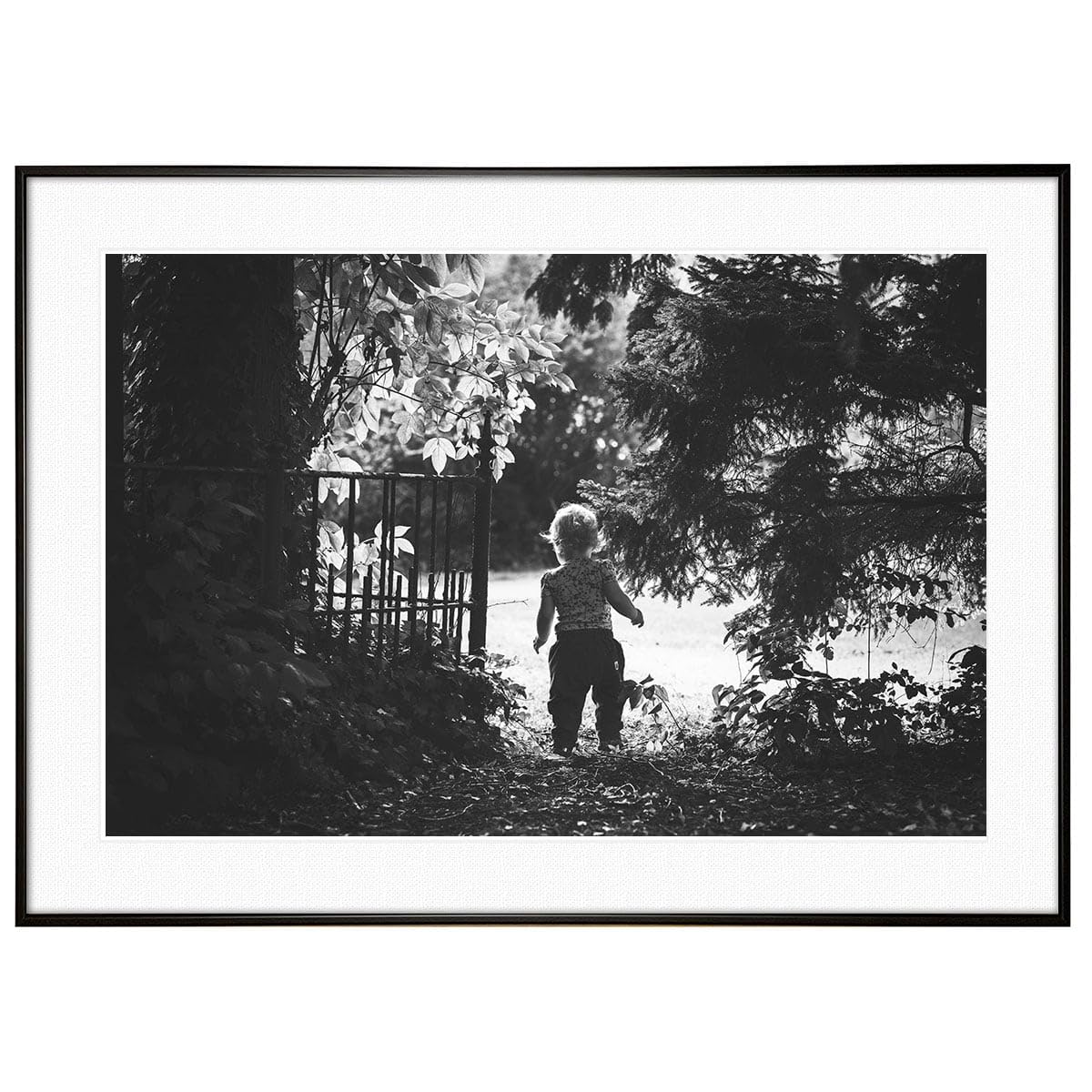 Amazon.co.jp: 人物の写真 公園を歩いている子供 インテリアモノクロ