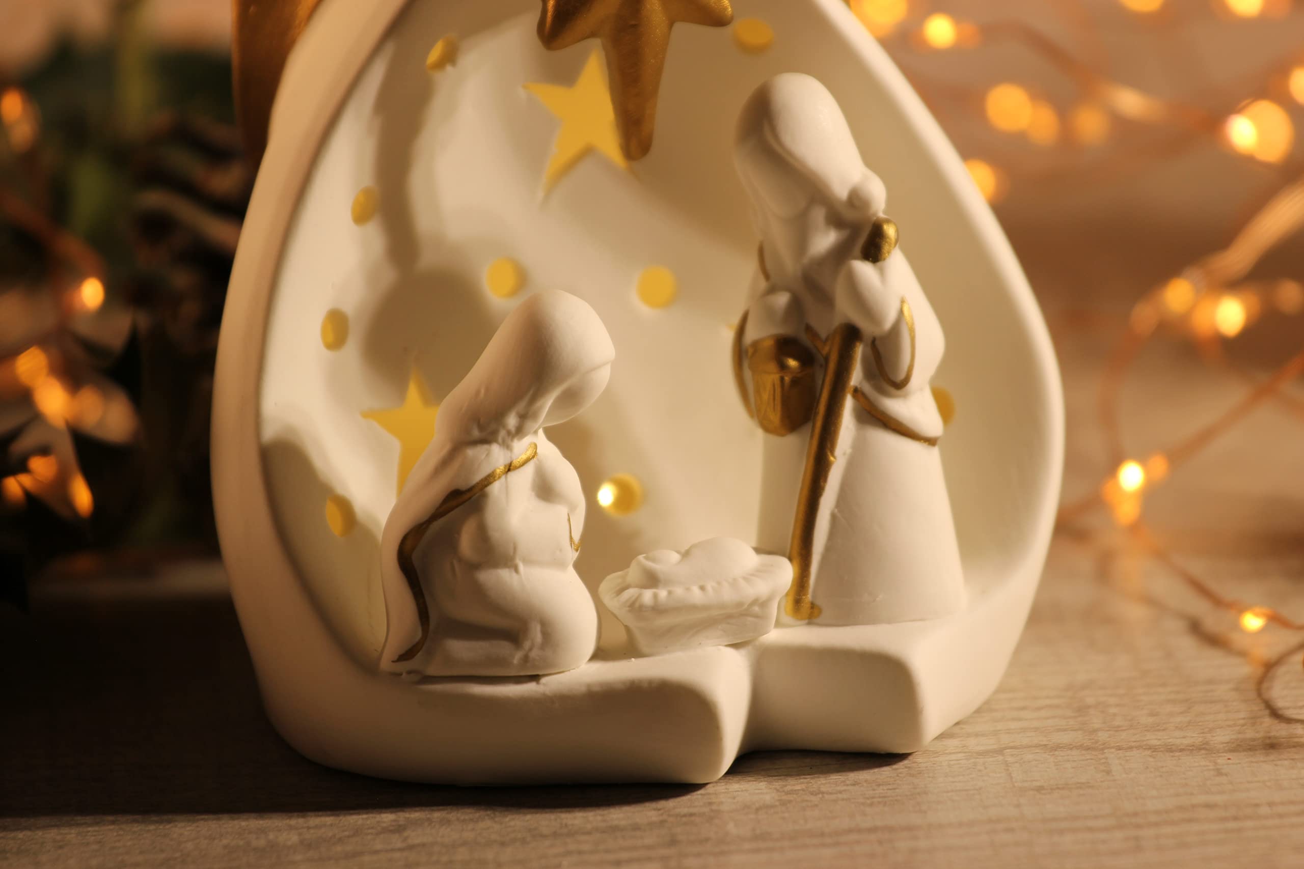 Sudopo Bosch Elettrodomestici Belén navideño KONTARBOOR de cerámica Blanca con Detalles Dorados con Luces LED, 10,5 x 9 x 18 H.