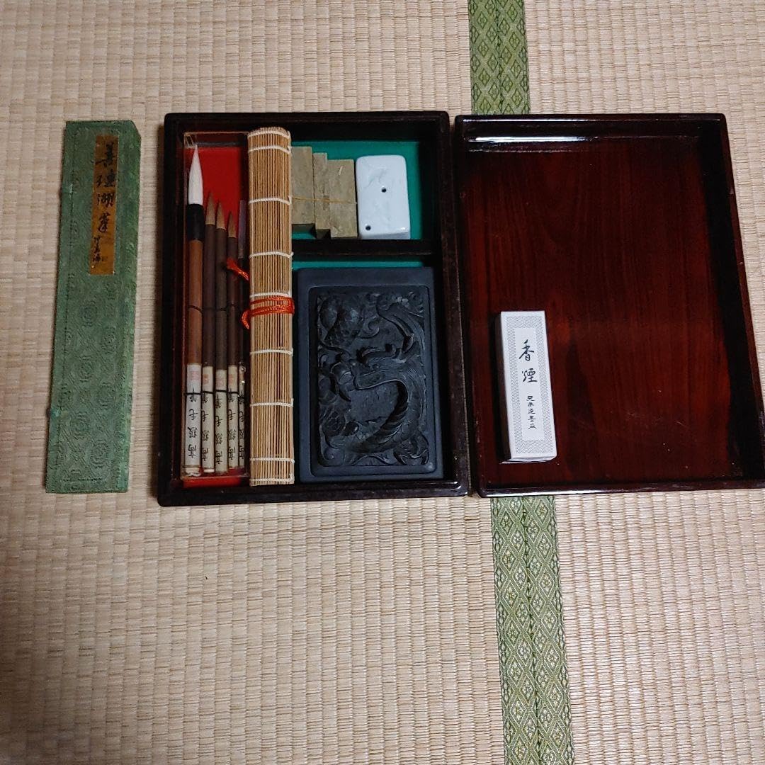 筆墨函(筆５本・硯・墨・水差し・印石・文鎮など)と9本筆 筆墨函(筆5本・硯・墨・水差し・印石・文鎮など)と9本筆
