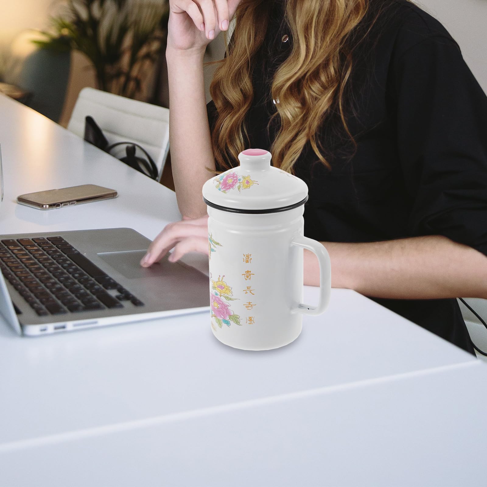 Taza de Esmalte y Mango Ergonómico Capacidad 0.6 L con Infusor de Té Diseño Resistente al Calor para Oficina y Hogar