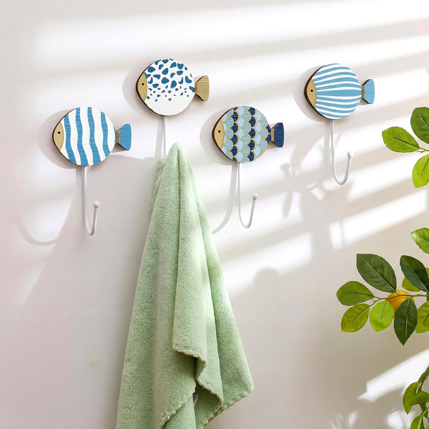 Weysat 4 Pcs Nautical Sea Fish Wall Hooks Fish Wall Mounted Key Holder Nautical Bathroom Decor Summer Rustic Decorative Hook for Living Room Bathroom