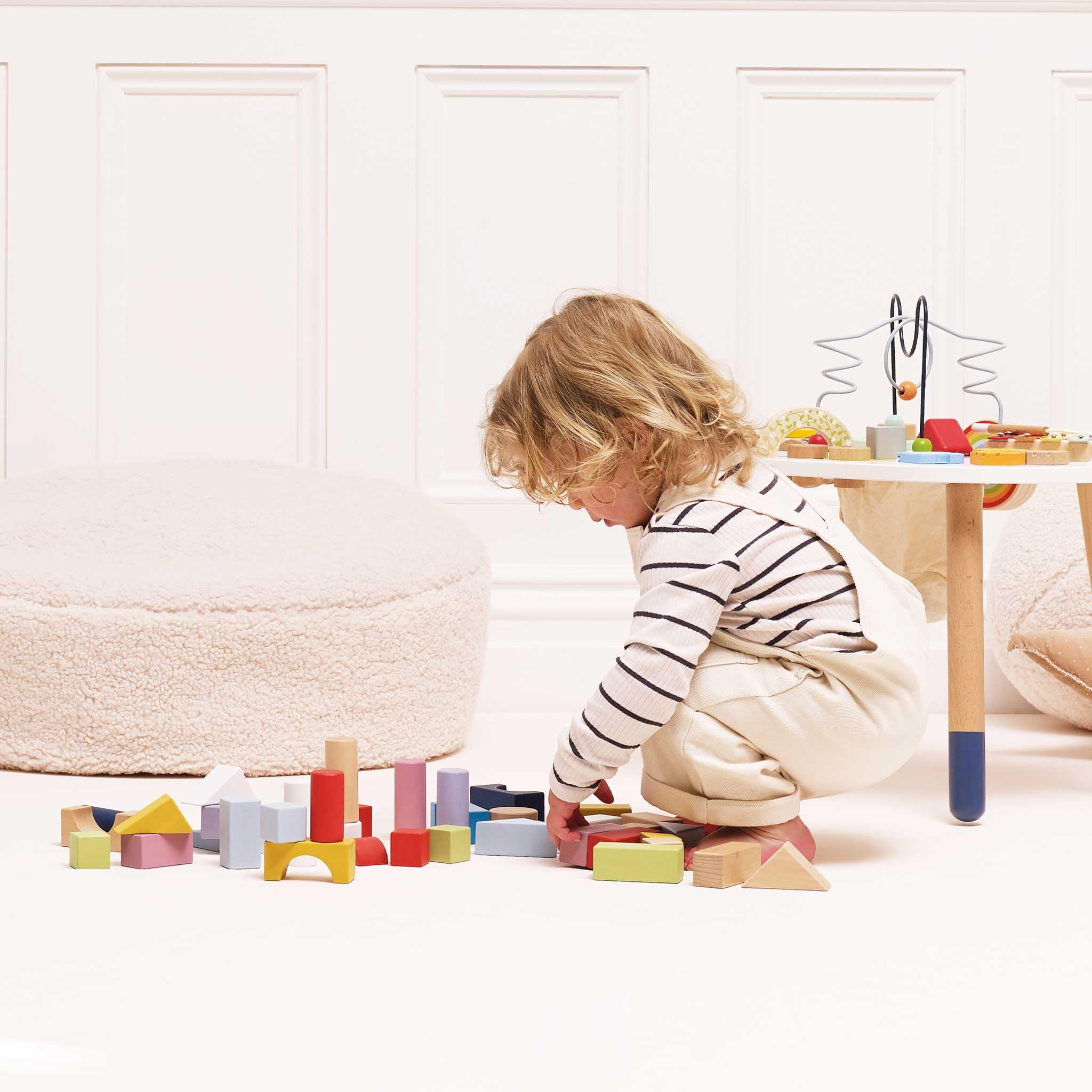 Le Toy Van Holzbausteine, Lernspielzeug, für Kinder ab 1 Jahr, Bausteine, Stapelklötze, umweltfreundlich, 60 Teile, Glatte Kanten, mit Brücken und Zylindern, Petilou