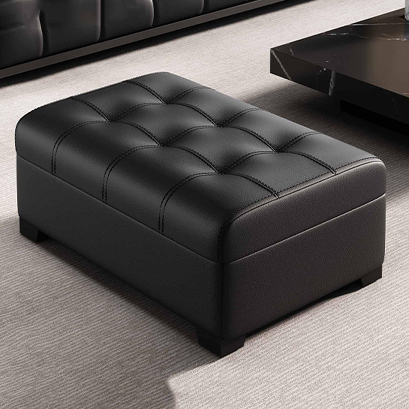 Banc d'entrée noir dans le salon comme repose-pieds confortable et élégant