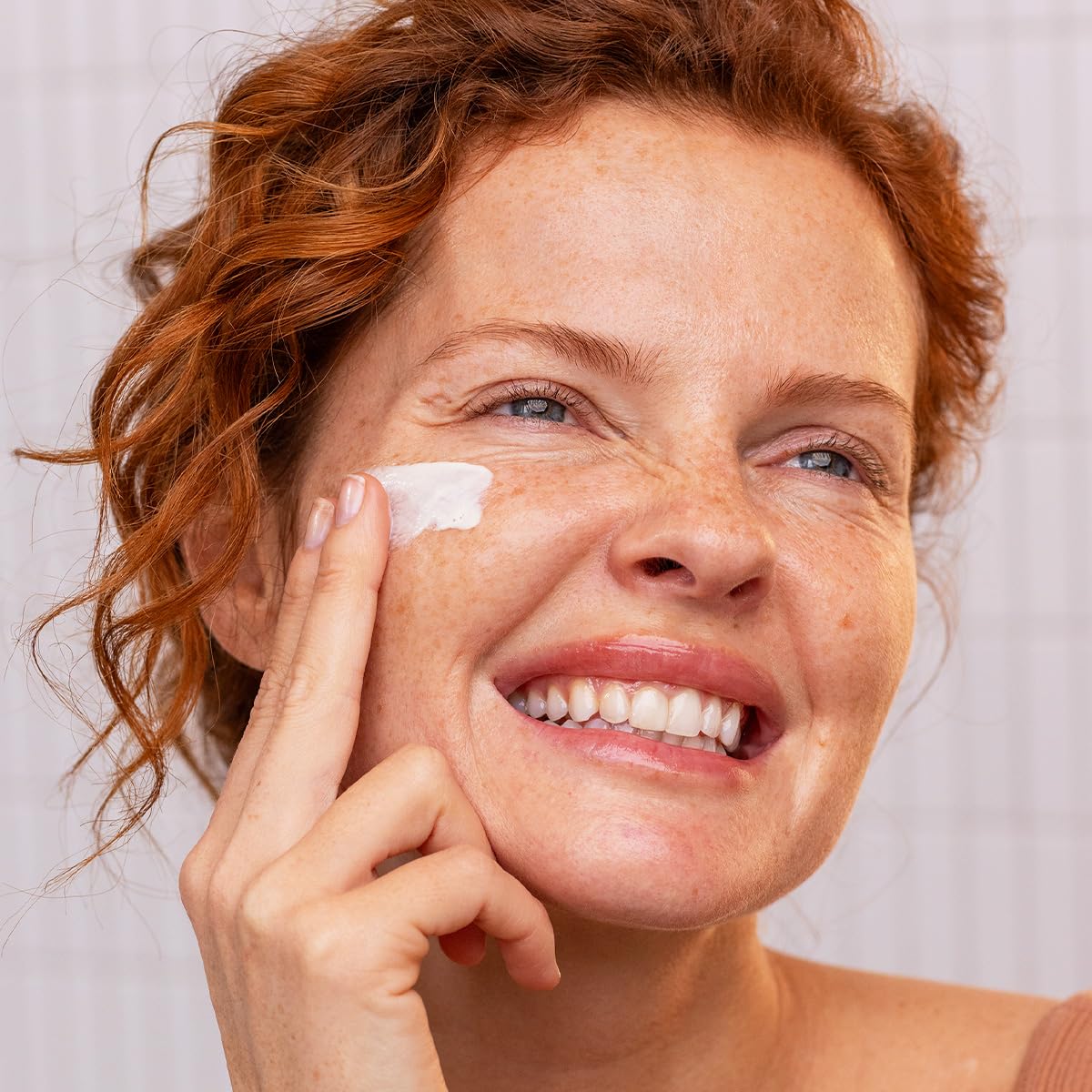 SVR - Sun Secure Fluide Photo-Age SPF50+ - Fluide solaire anti-âge invisible – Très haute protection UVA, UVB, infrarouge & lumière visible – Peaux sensibles – Niacinamide, Vitamine E – 40 ml