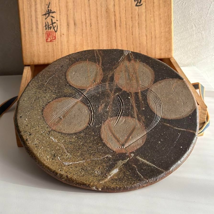 Amazon.co.jp: 堀江英城 備前 皿 タタキ皿 牡丹餅 緋襷 共箱 : おもちゃ