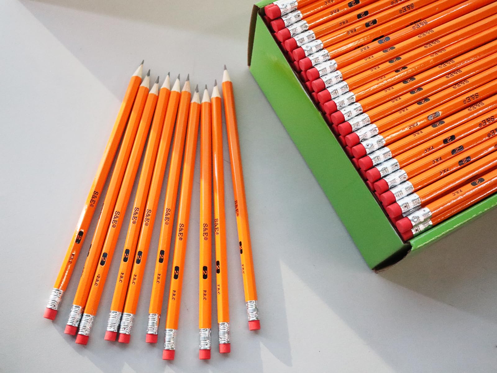 S & E TEACHER'S EDITION Lot de 200 crayons en bois #2, pré-aiguisés, 2 mines HB en vrac, crayons n°2, crayons jaunes avec gommes