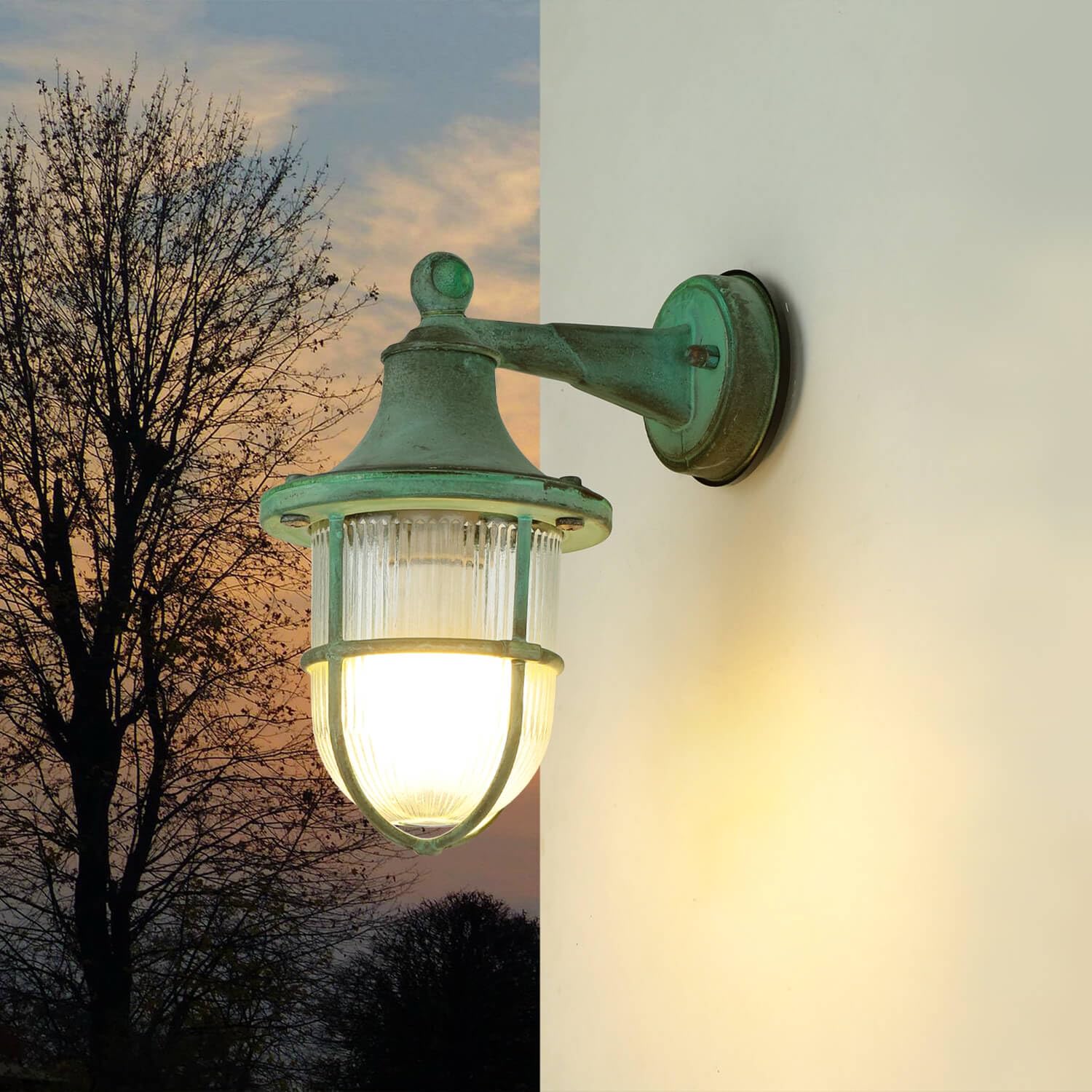 Licht-Erlebnisse Außenlampe Messing, Wandleuchte Außen E27, Maritim Lampe Antik Grün, Riffelglas, T:22 cm, IP64, Laterne, Terrasse, Balkon, Rustikal, Outdoor Wandleuchte