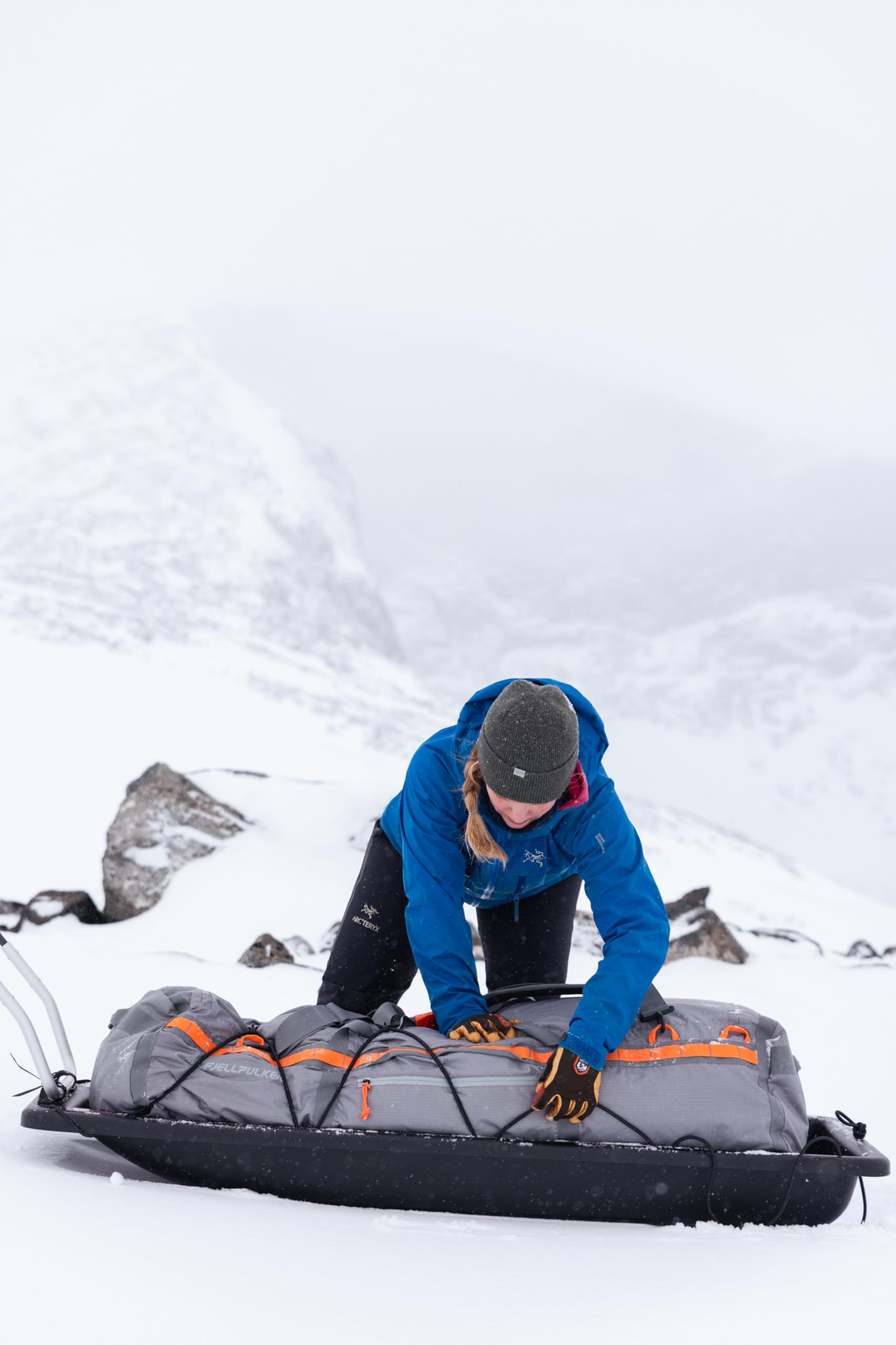 Packtasche für Sportausrüstung, robuste Seesäcke für Camping, Motorradfahren, Skifahren und Camping, Ausrüstung für Abenteuer, grau / orange, 80 Liter, Faltbare Multifunktionstasche