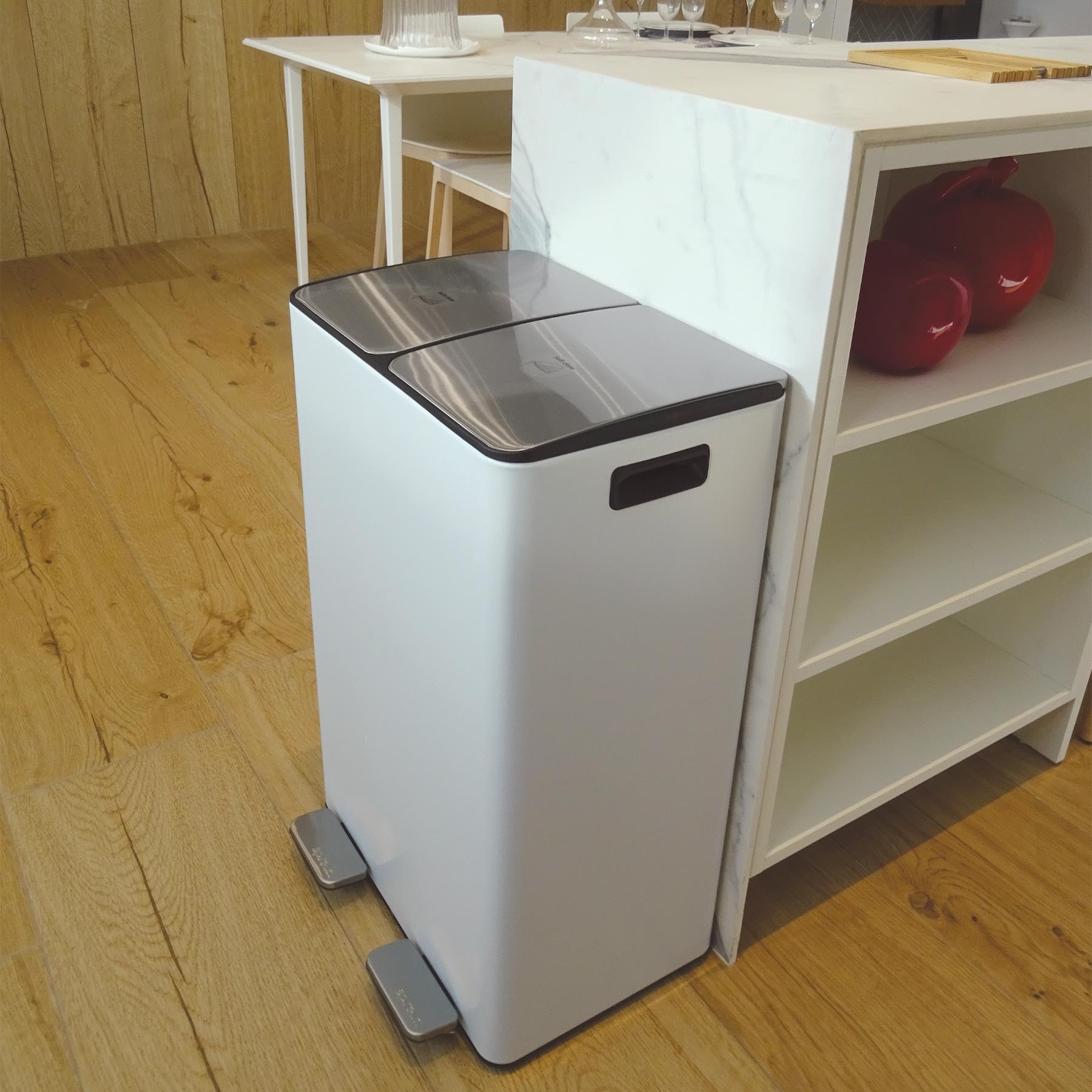 Spirella - Contenedor de reciclaje de cocina con pedal de 60 l (2 x 30 l) - Modelo Aliya - Acero inoxidable cepillado - Tapa de cierre suave - Cubos extraíbles - Asas laterales - Blanco mate
