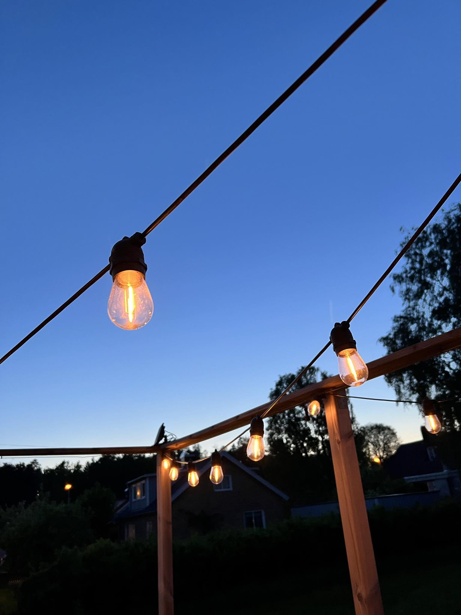 Solar-Lichterkette, 10-20m, Außenbereich, LED E27, Lichterkette, Schwarz, Wasserdicht IP65, LED-Lampen, Solarenergie, Warmweiß 2200K, Austauschbare Glühbirnen (10 Meter mit 20 Lampen)