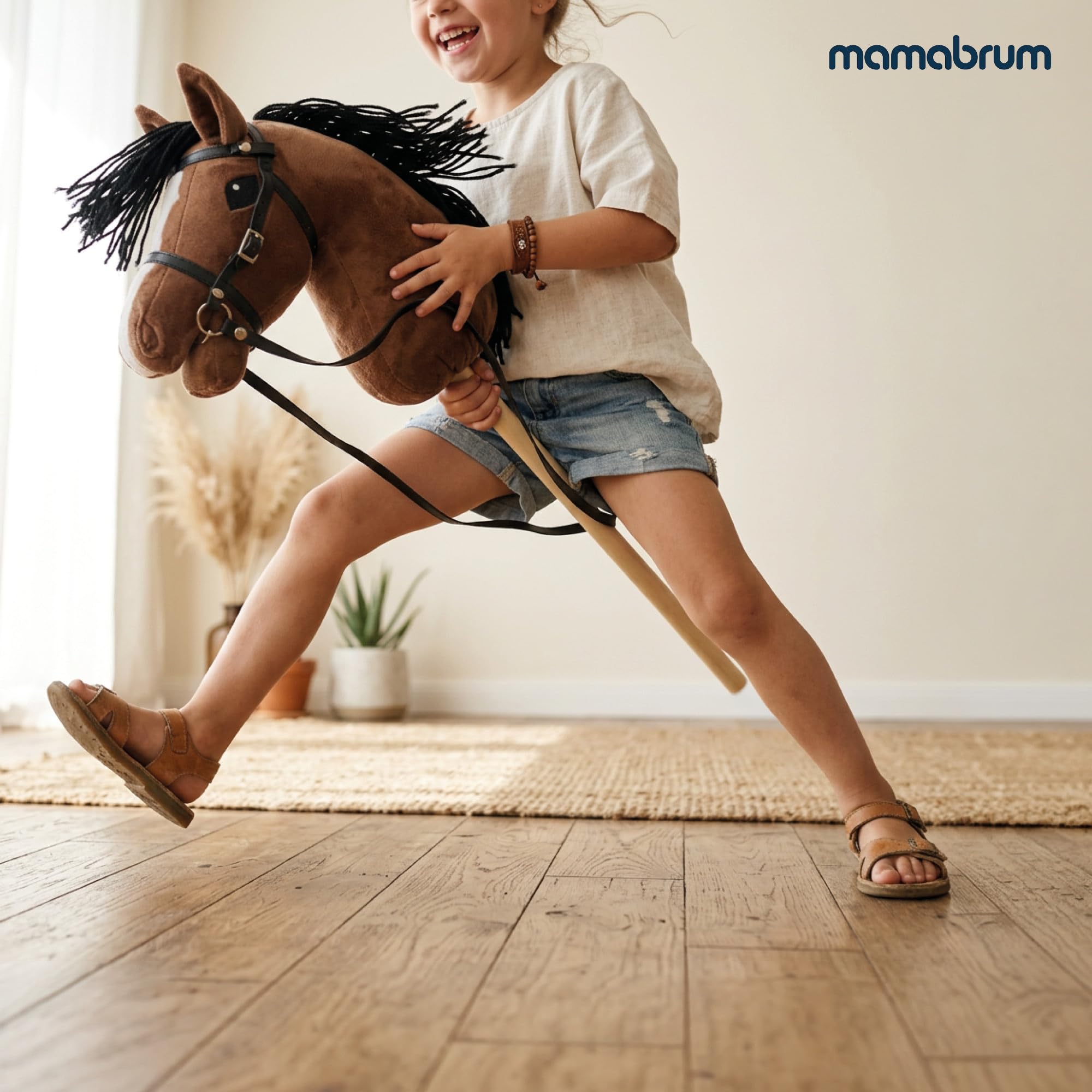 mamabrum Hobby Horse Braun Steckenpferd Kinder 68 cm | Steckenpferd mit Holzstab, verstellbarem Zaumzeug, abnehmbaren Zügeln und langer Mähne für Rollenspiele.