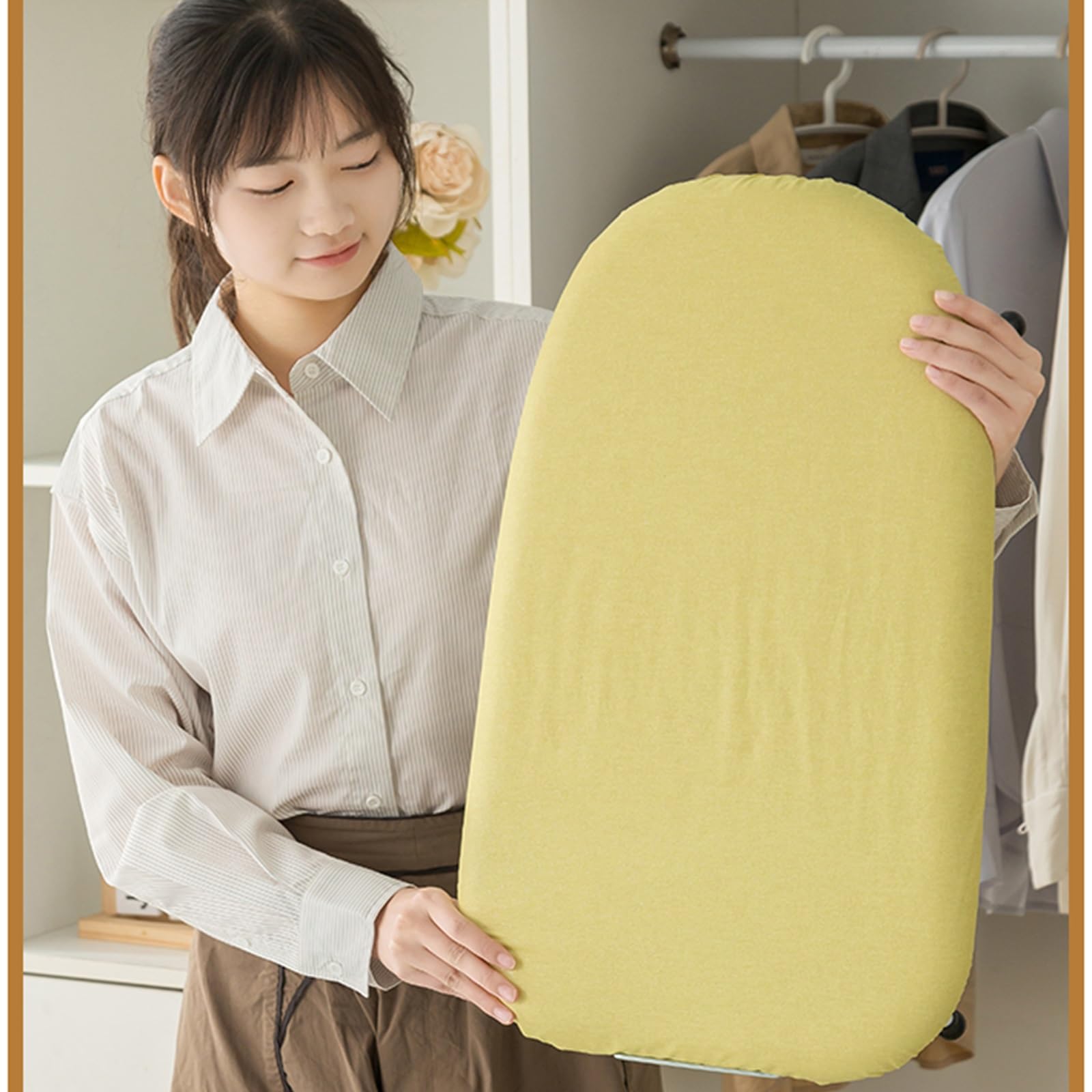 Questo ASSE da Stiro Pieghevole da Tavolo con Supporto per Il Ferro da Stiro, 61 cm x 38 cm, con Copertura Rimovibile, è Compatto e salvaspazio.