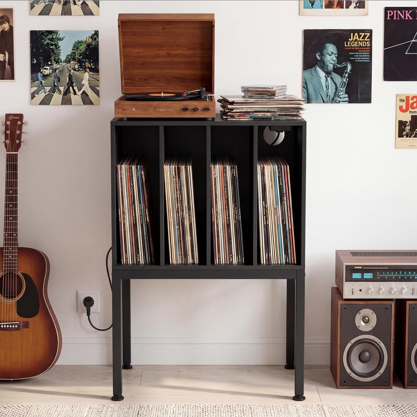 COSTWAY Mueble para Tocadiscos con Estación de Carga, Mesa para Tocadiscos con 4 Compartimentos Abiertos para Vinilos, Patas Metálicas, Mesa Auxiliar para Discos y Álbumes, Salón, Oficina (Negro)