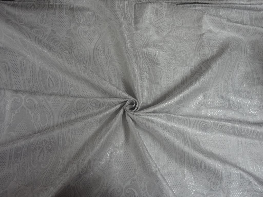 Soie brocade argenté blanc ivoire fini rigide pour veste tenue