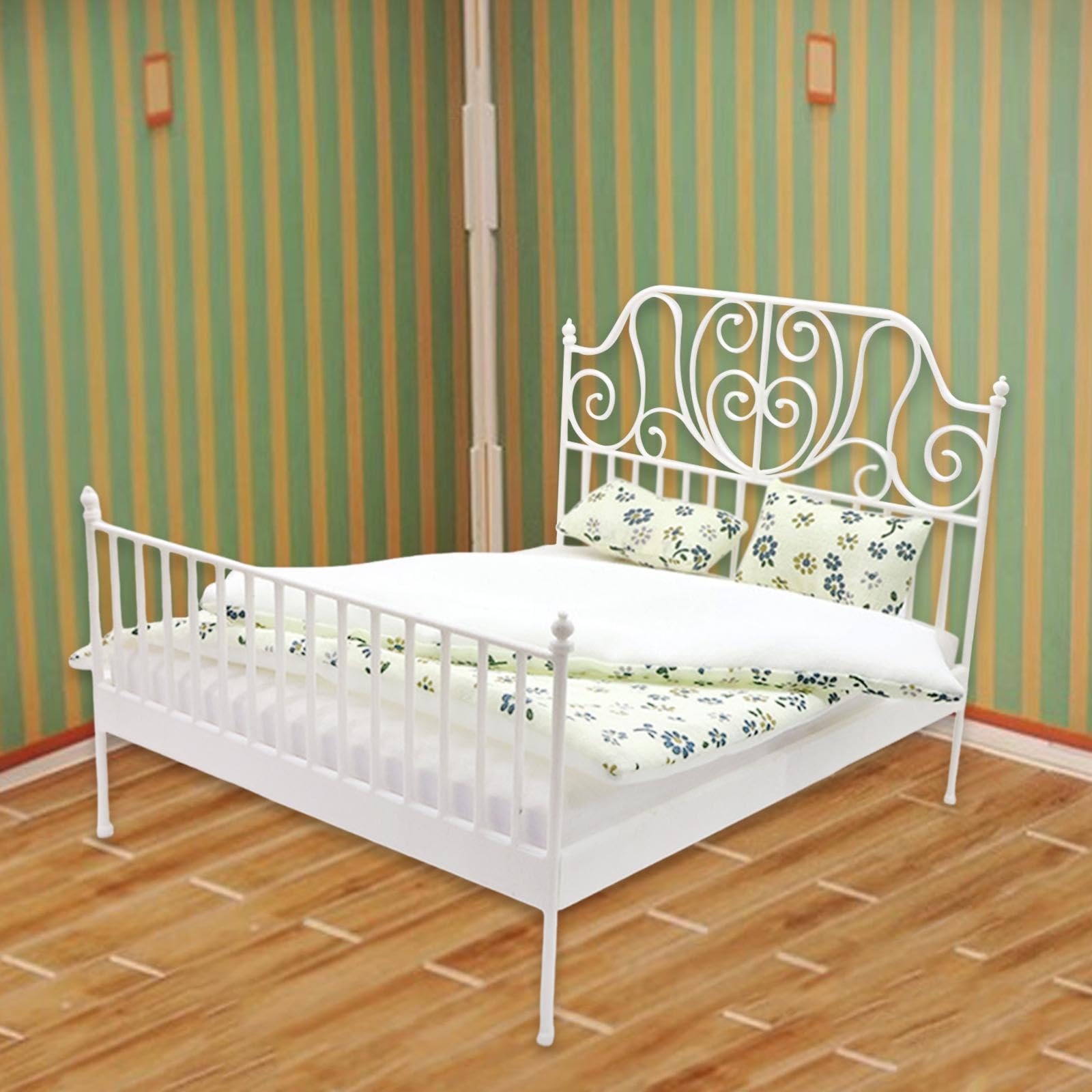 Mini Letto Matrimoniale Accessorio Casa delle Bambole Mobile in 1 12 Modello Decorativo da Camera Struttura in Ferro Adatto per Fotografia, Bianco