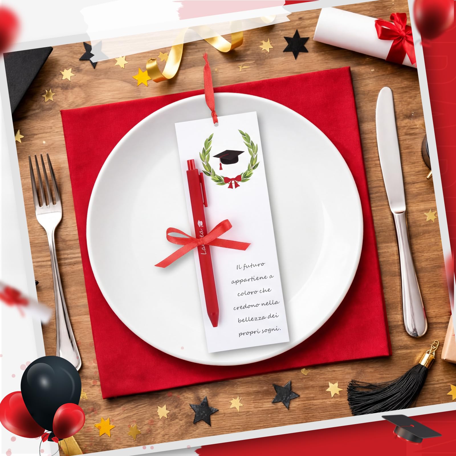 BBTO 50 Set Regalo Laurea 50 Segnaposti Segnalibri Laurea Bigliettini Bomboniera 50 Penna a Sfera Rossa con 1 Rotolo di Nastro Rosso Gadget Addobbi Decorazione Tavolo Inviti Classe Insegnanti Finire