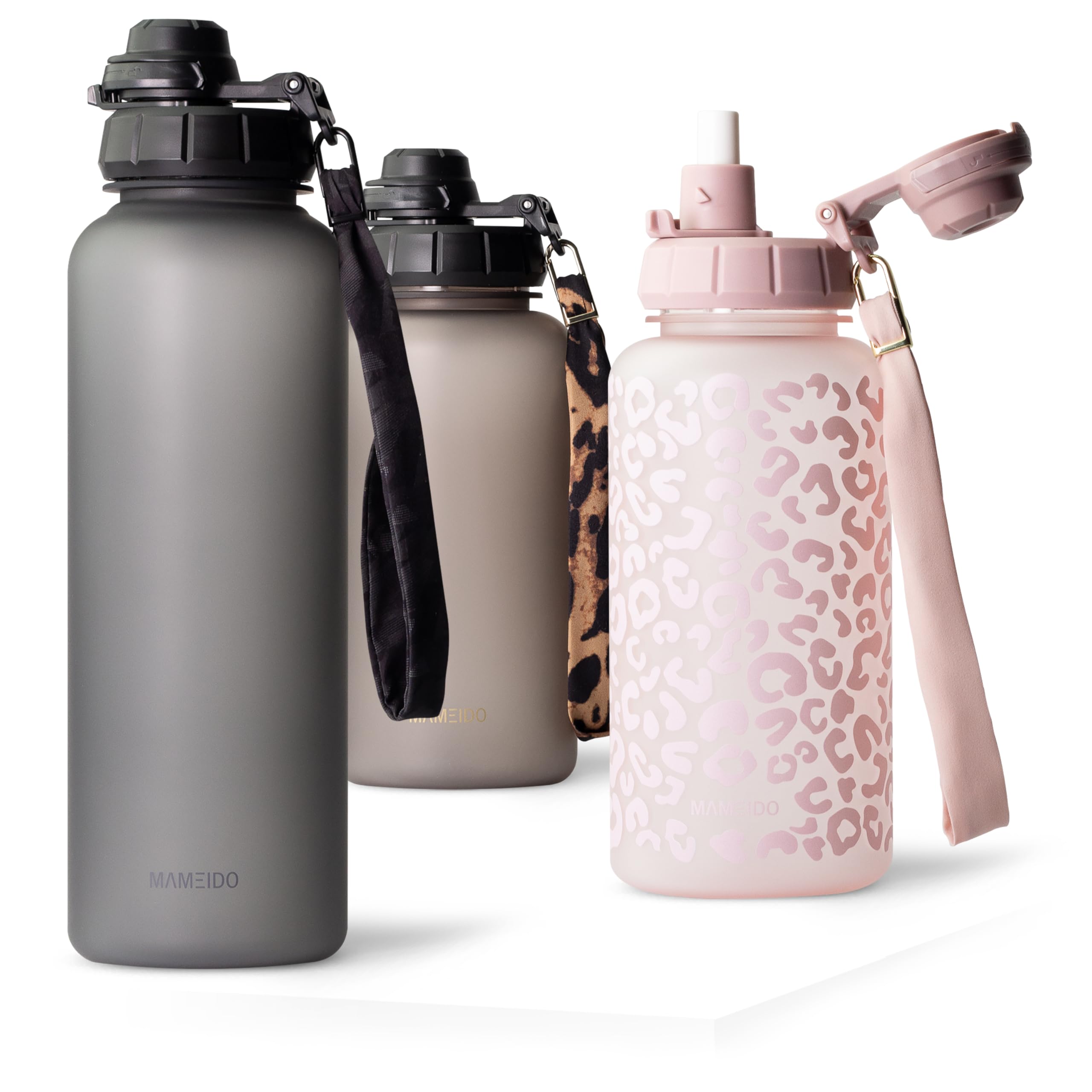 MAMEIDO Trinkflasche mit Strohhalm 1,5 l (Carbon Grey) | mit 2-in-1-Sportdeckel, abnehmbarem Strohhalm & Trageschlaufe, auslaufsicher, BPA-frei, mit Zeitmarkierung