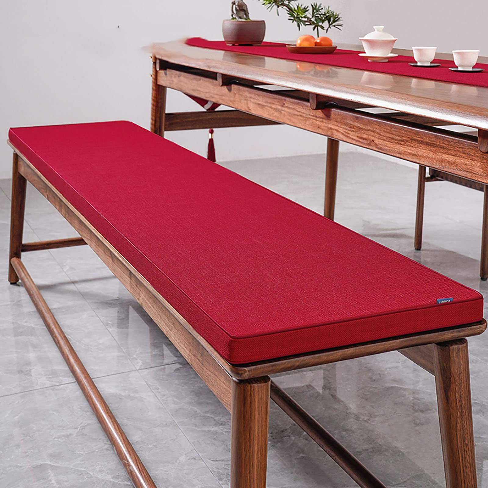 Coussin extérieur de jardin rouge pour vos repas en terrasse et banquettes en bois