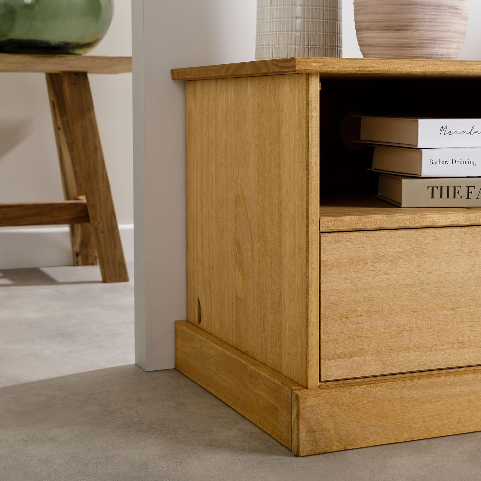 IDIMEX Meuble TV Veneta L 106 cm en Bois Massif Coloris Naturel avec 1 Porte battante et 1 tiroir, Rangement optimisé, Ouverture pour câbles, Design Robuste et élégant, Meuble de Salon Fonctionnel