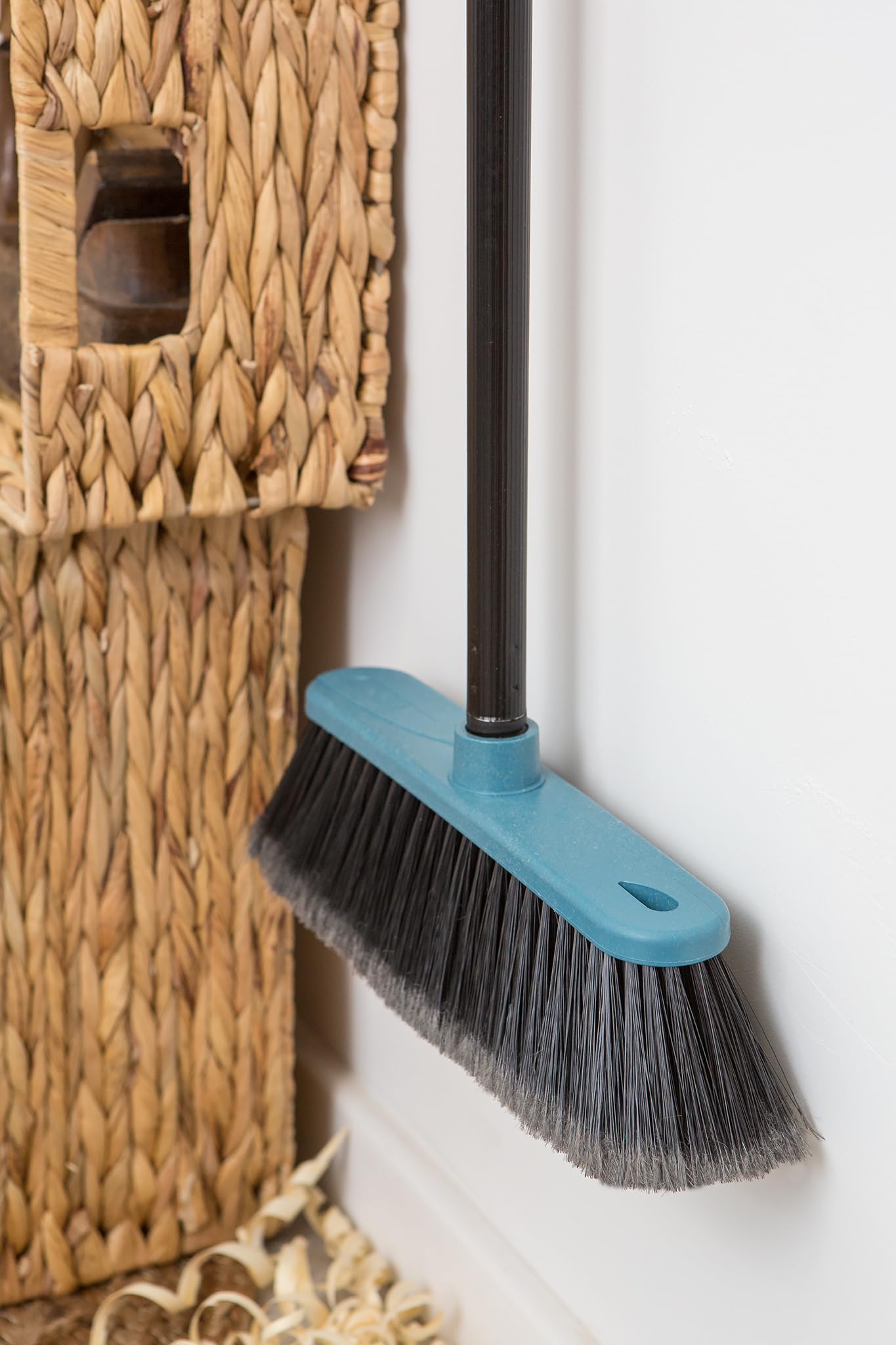 YORK ReSTART Scopa con Manico Lungo 120 cm Setole Fitte in Plastica Riciclata e Trucioli di Legno Spazzolone Ergonomico Larghezza 31 cm Blu e Legno
