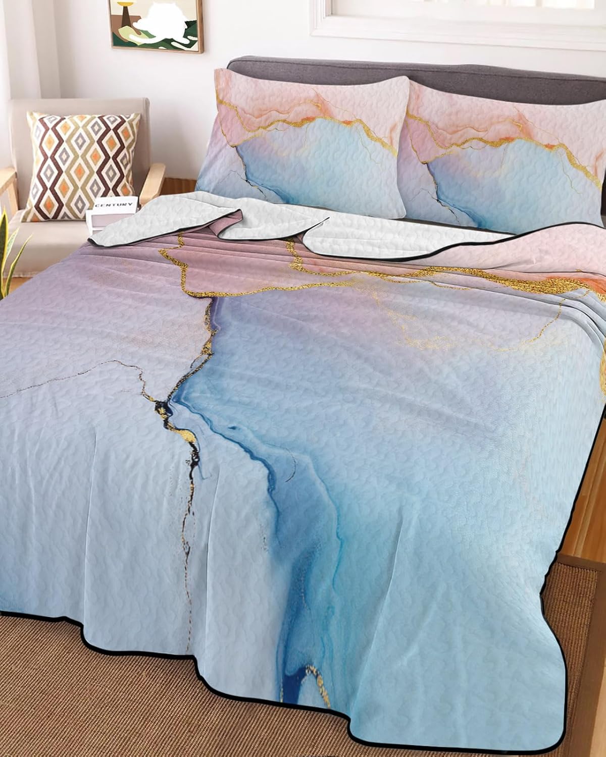 Queen Size Quilt Set, Geometric Golden Wave Line Lightweight Bedspread Coverlet Set Soft Microfiber Summer Quilt with 2 Pillow Shams, Abstract Pink Blue Art 3 Piece Comforter Bedding Set
