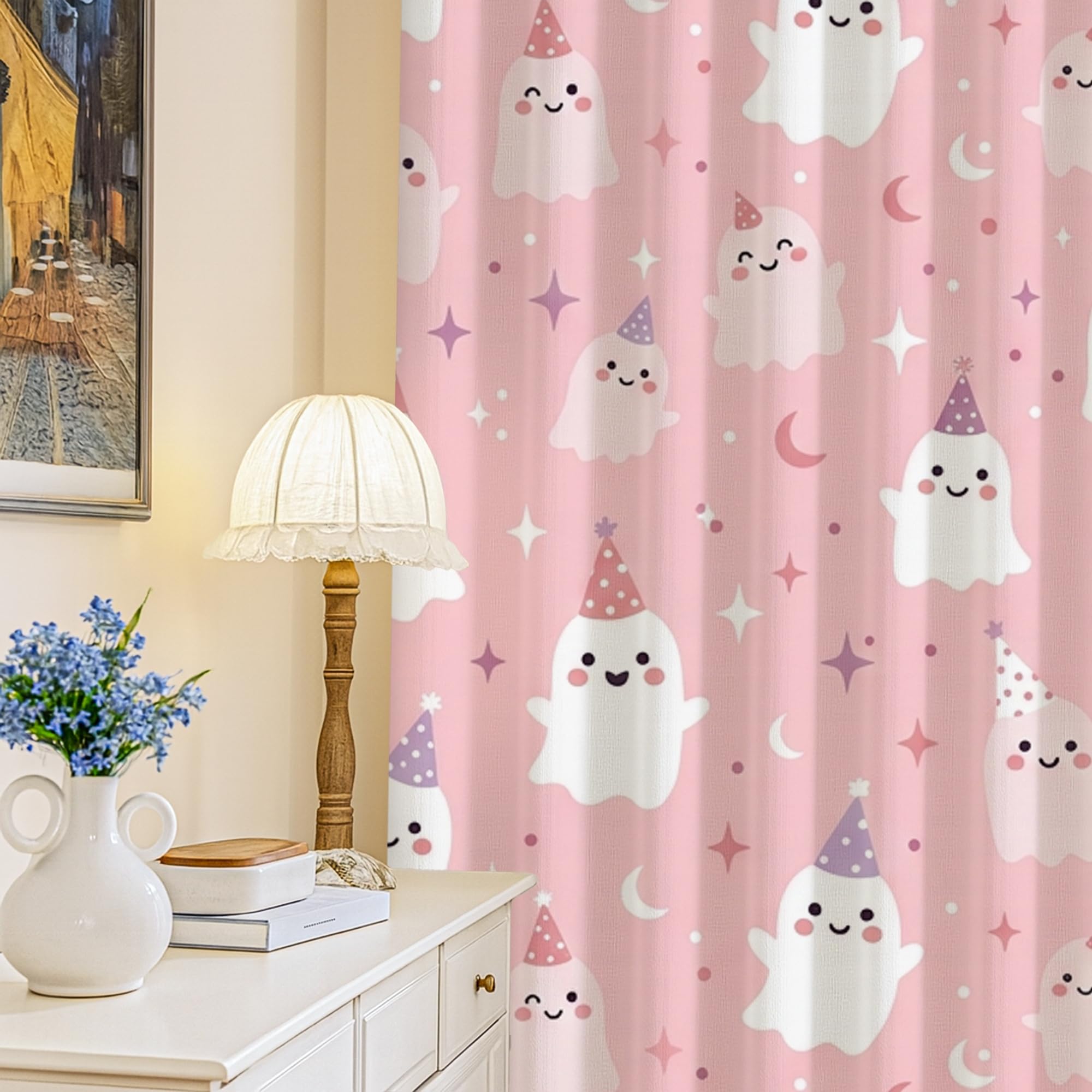 Rideaux occultants pour décorer une chambre d'enfant le soir d'Halloween